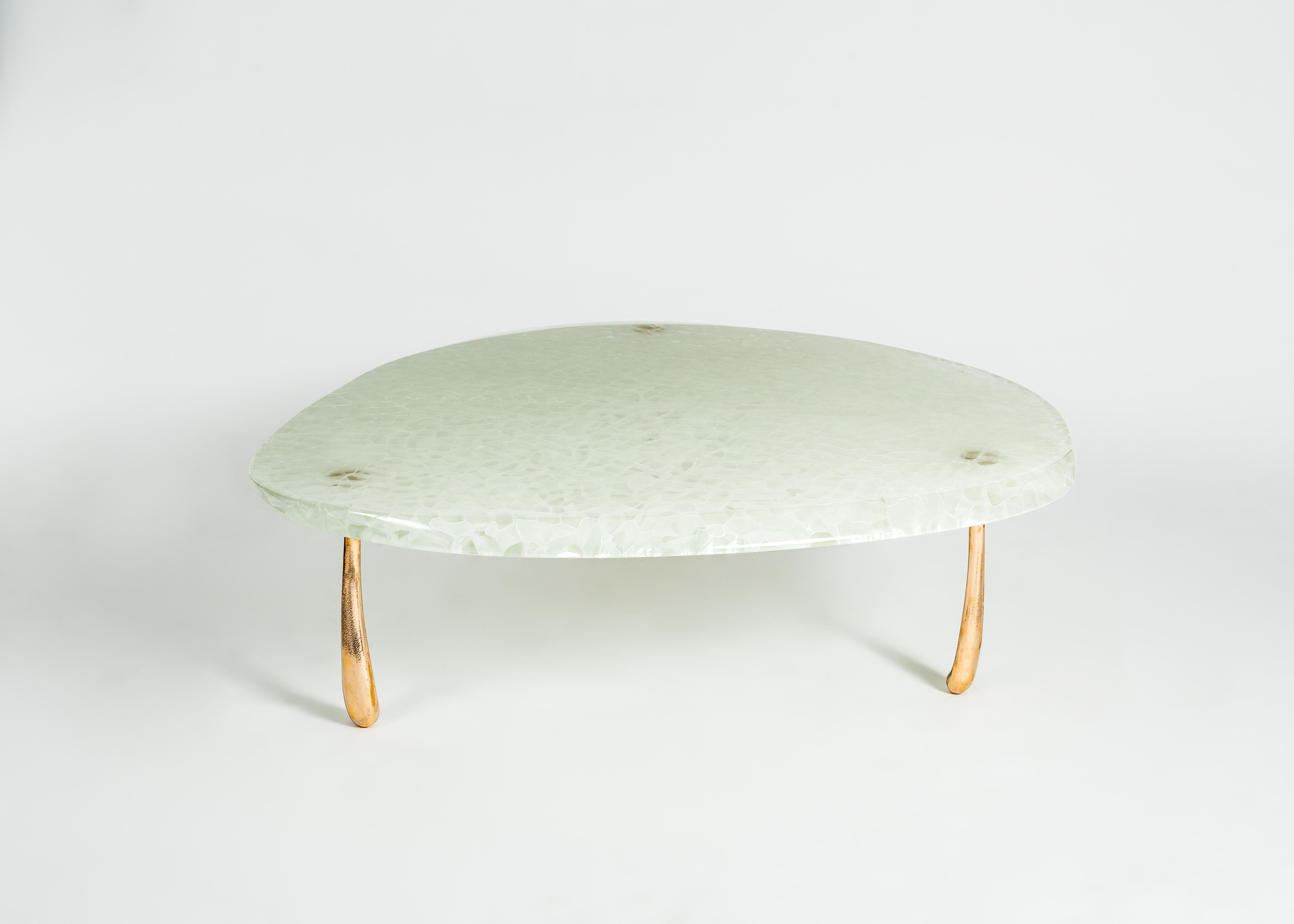 Mura low table is created in collaboration with Toronto-based glass design and fabrication atelier Jeff Goodman Studio (JGS). It pairs STACKLAB’s signature solid-bronze Jupiter leg castings with a droplet-shaped top of kiln-fused Temple glass. The