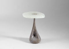 Stacklab, Mura, Mesa auxiliar escultórica de cristal y bronce, Canadá, 2022