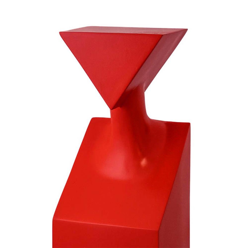 Sculpture Stacy rouge en résine tous en
résine coulée en finition rouge mat.