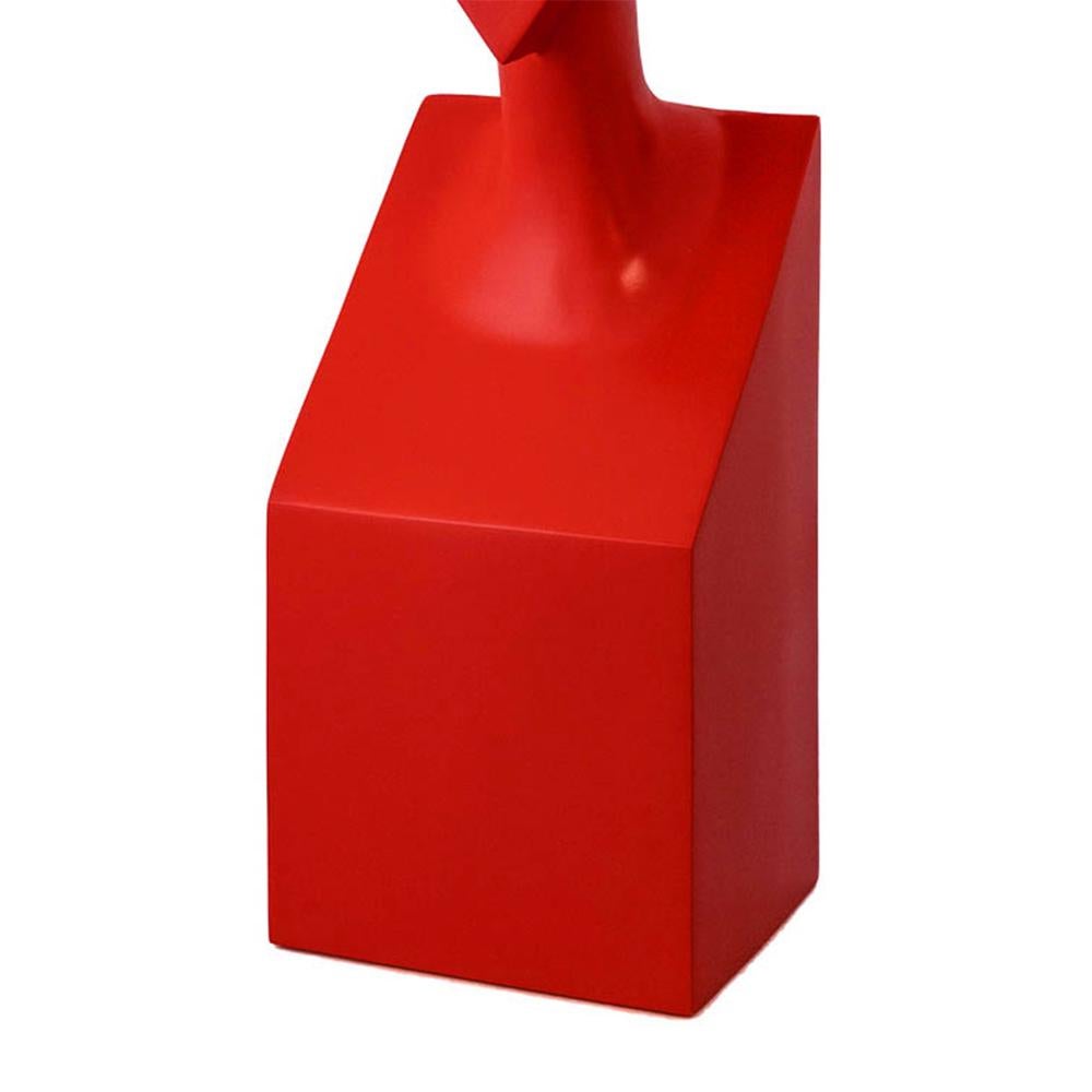 Belge Sculpture en résine rouge Stacy en vente