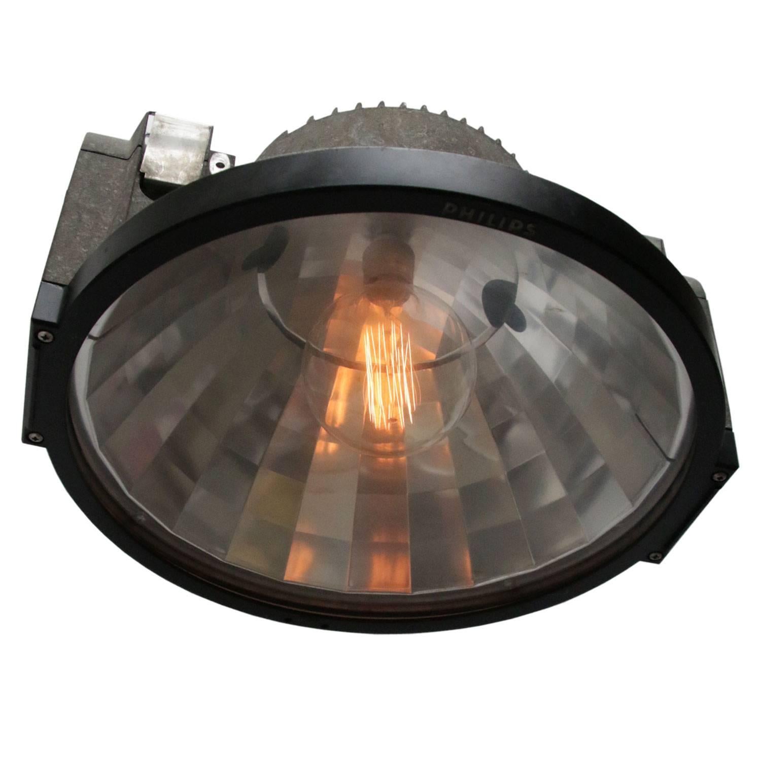 Field light. Stadium lamp from Amsterdam.
Cast aluminium with clear glass. Blocked mirror inside.

Measure: Weight 7.2 kg / 15.9 lb

All lamps have been made suitable by international standards for incandescent light bulbs, energy-efficient and
