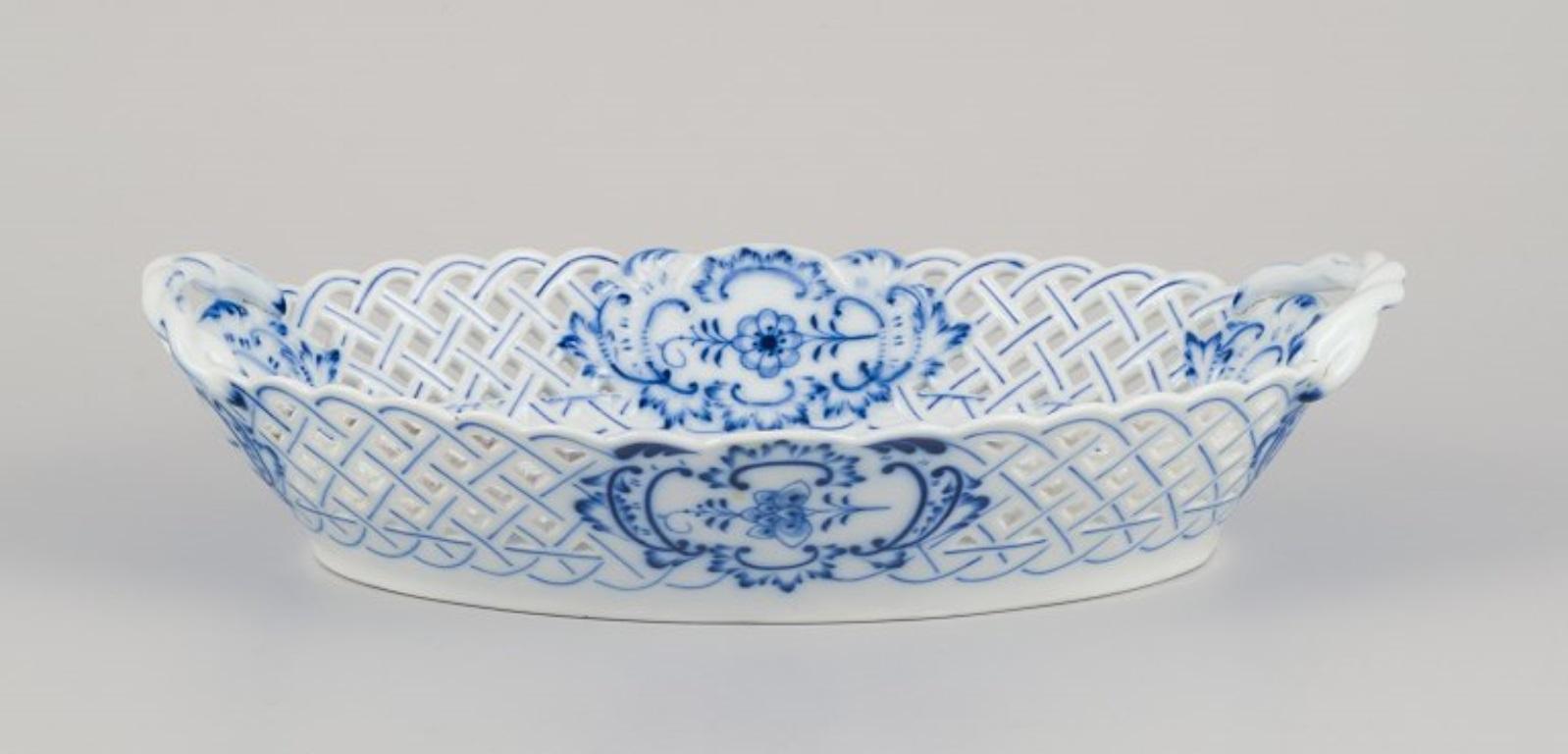 Stadt Meissen, Germany. Blue Onion pattern open lace bowl in hand-painted porcelain.
Approximately from the 1930s.
Marked.
In excellent condition with minor signs of use.
Dimensions: Length 28.5 cm x Width 20.0 cm x Height 5.2 cm.

