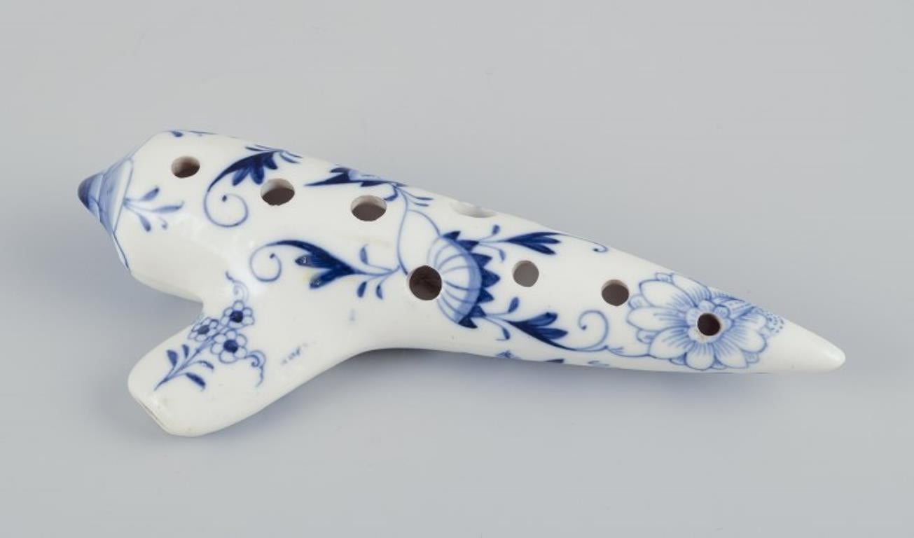 Ciudad de Meissen, Alemania.
Flauta de porcelana con forma de ocarina.
Datación: Años 30/40.
Marcado.
En excelente estado. Algunos defectos de cocción de producción.
Dimensiones: L 17,5 cm. x A 7,0 cm.