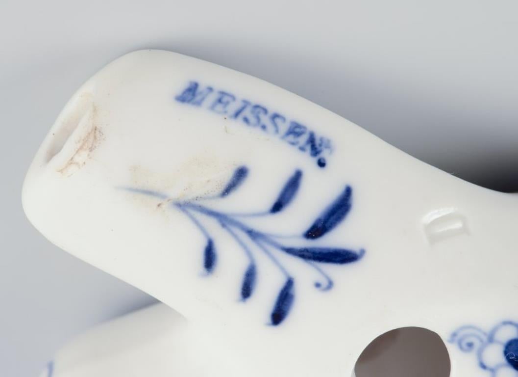 Ciudad de Meissen, Alemania. Flauta de porcelana con forma de ocarina. mediados del siglo XX en venta