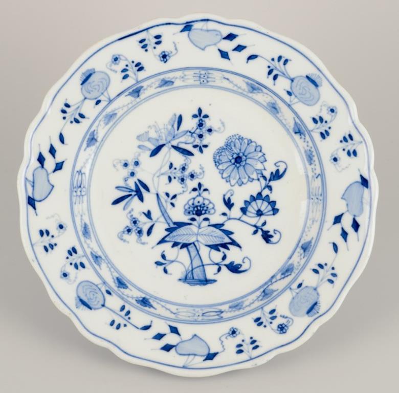 Early 20th Century Stadt Meissen, Germany. Set of six dinner plates in porcelain.