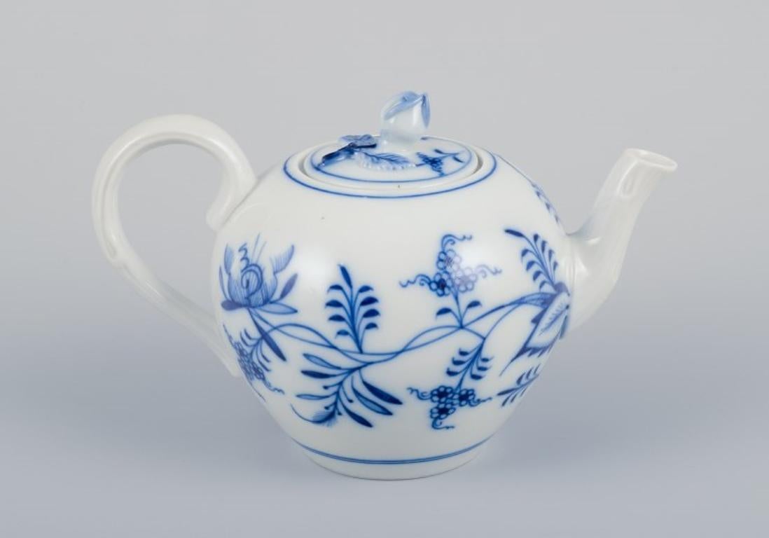 Ciudad de Meissen, Alemania. Tetera pequeña con motivos de Cebolla Azul. Tapa con capullo de flor. Alemán