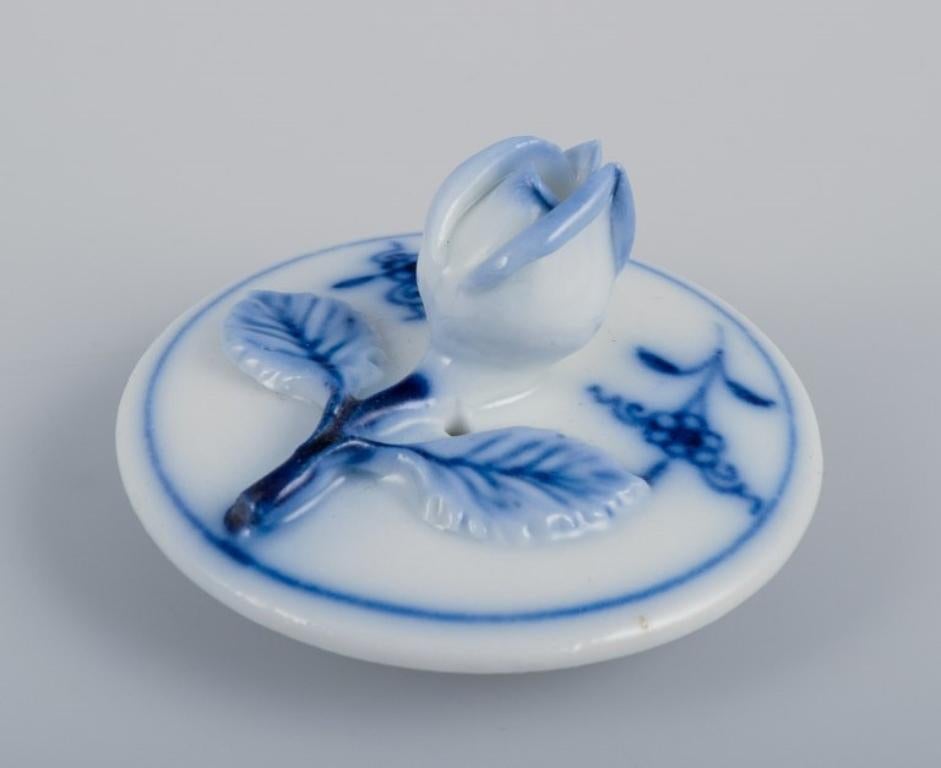 Ciudad de Meissen, Alemania. Tetera pequeña con motivos de Cebolla Azul. Tapa con capullo de flor. en Excelente Estado en Copenhagen, DK