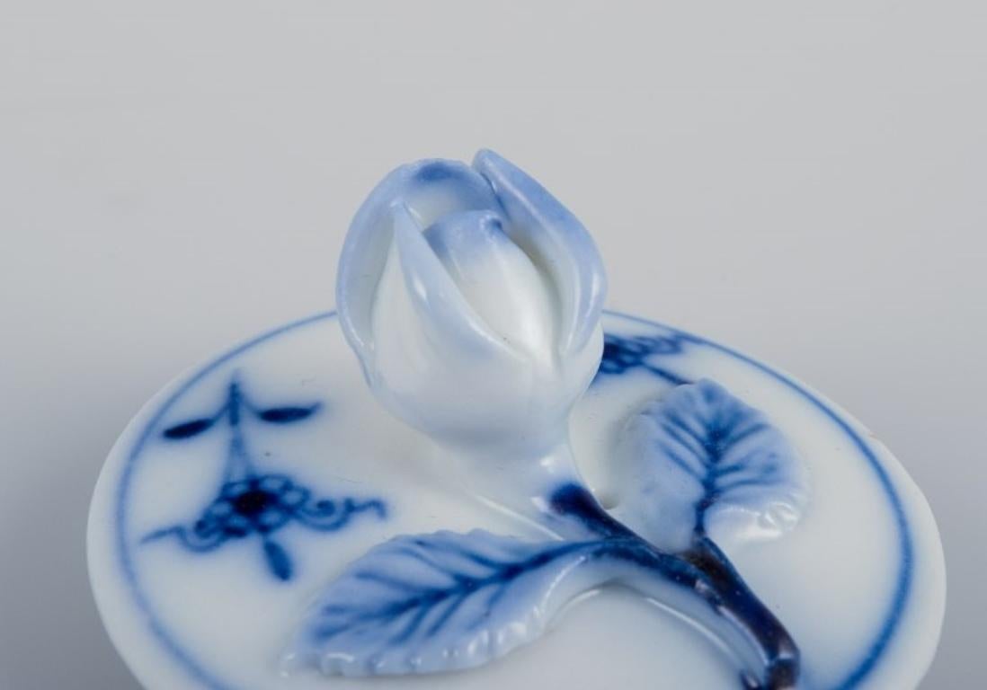 Ciudad de Meissen, Alemania. Tetera pequeña con motivos de Cebolla Azul. Tapa con capullo de flor. mediados del siglo XX