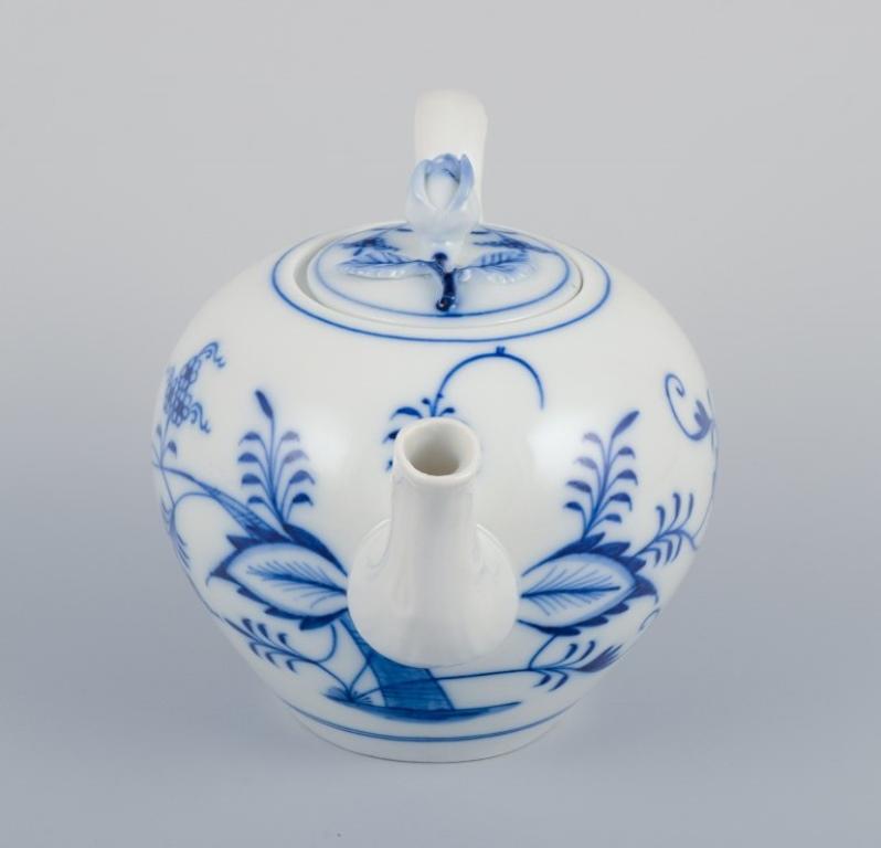 Ciudad de Meissen, Alemania. Tetera pequeña con motivos de Cebolla Azul. Tapa con capullo de flor. Porcelana