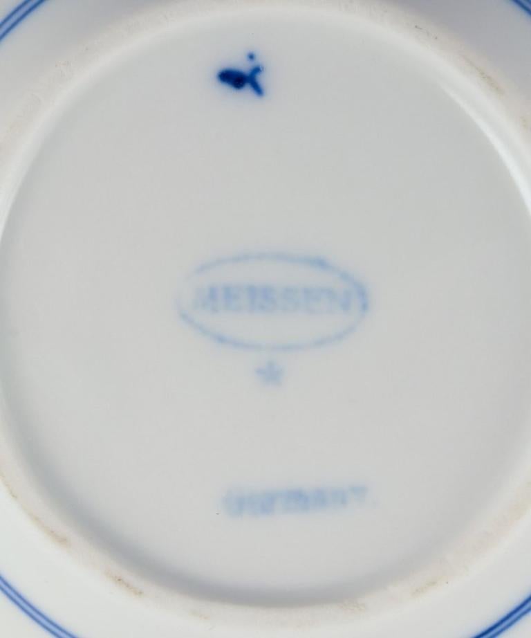 Ciudad de Meissen, Alemania. Tetera pequeña con motivos de Cebolla Azul. Tapa con capullo de flor. 1