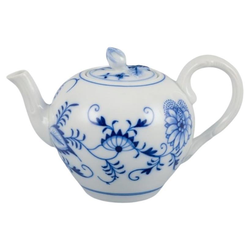 Ciudad de Meissen, Alemania. Tetera pequeña con motivos de Cebolla Azul. Tapa con capullo de flor.