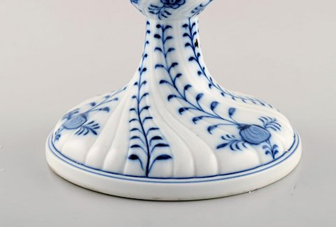 Stadt Meissen blue onion patterned candlestick, early 1900s.
In perfect condition.
Stamped.
Measures: 16 x 1.5 cm.