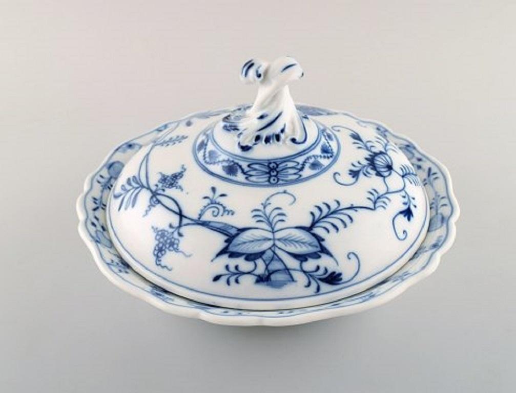 Stadt Meissen blue onion patterned lidded tureen, mid-20th century.
In very good condition.
Stamped.
Measures: 25 x 15 cm.