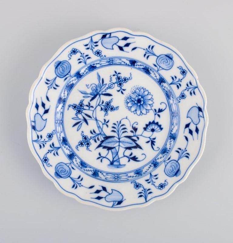 Stadt Meissen, deux assiettes - motif Oignon bleu.
Peint à la main.
1930s.
Marqué.
En parfait état.
Dimensions : D 19,5 cm.