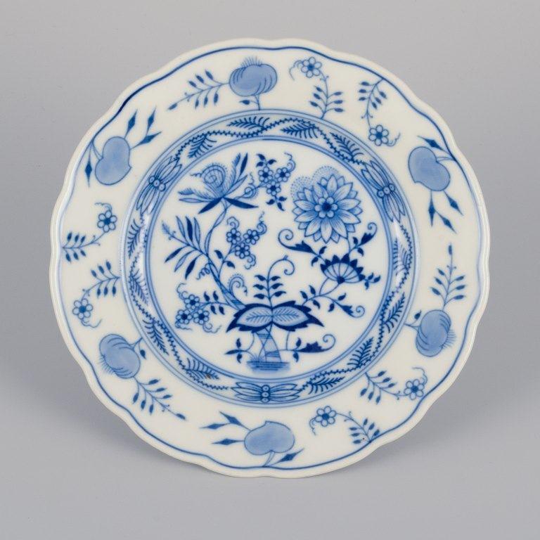 Stadtmeissen, Germany. Three Blue Onion pattern plates and a condiment set. Hand-painted porcelain.
From the 1930s.
Marked.
In perfect condition.
Plate: Diameter 16.5 cm.
Condiment set: Width 12.0 cm x Height 9.0 cm.