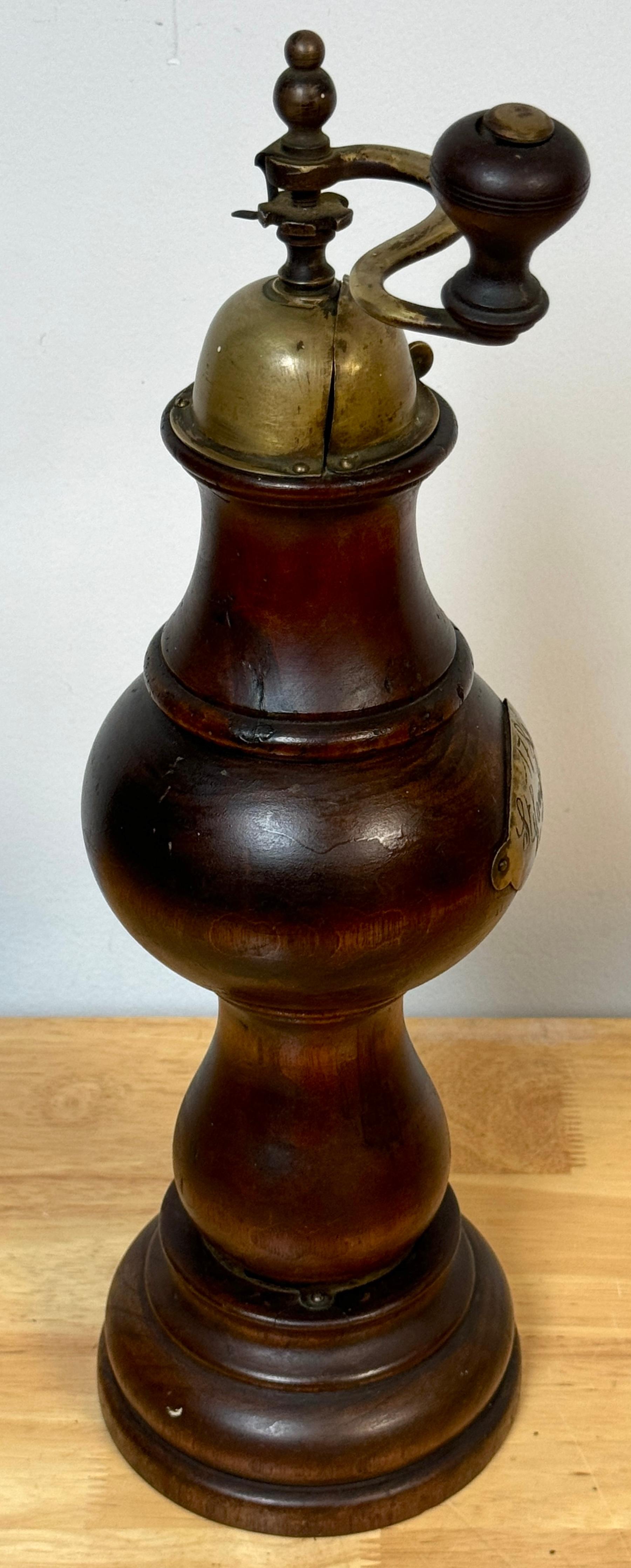 Stafanc Ugolini Firenze, 1784* Molino de pimienta de madera de frutal y latón en venta 2