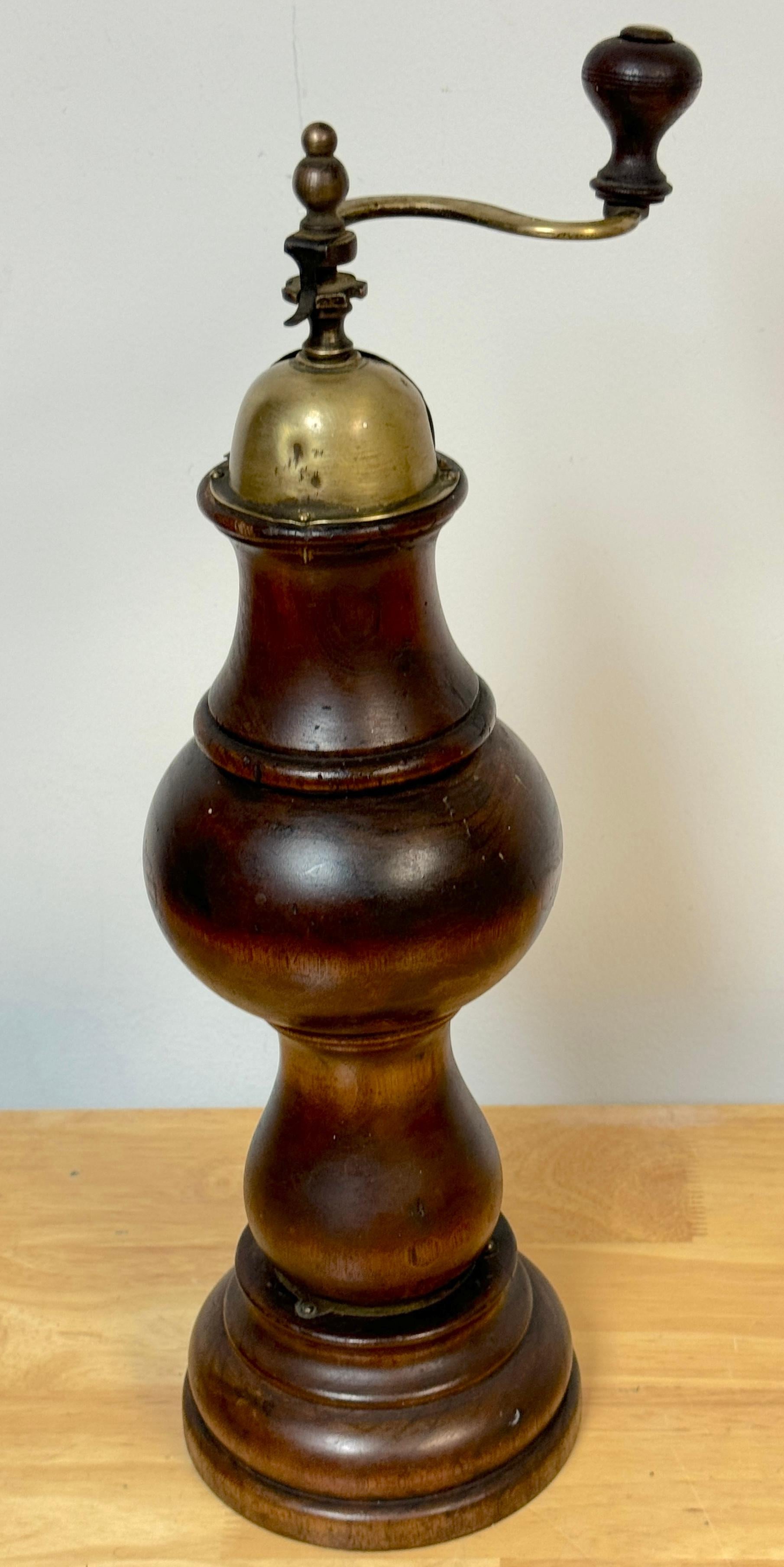 Stafanc Ugolini Firenze, 1784* Molino de pimienta de madera de frutal y latón en venta 3