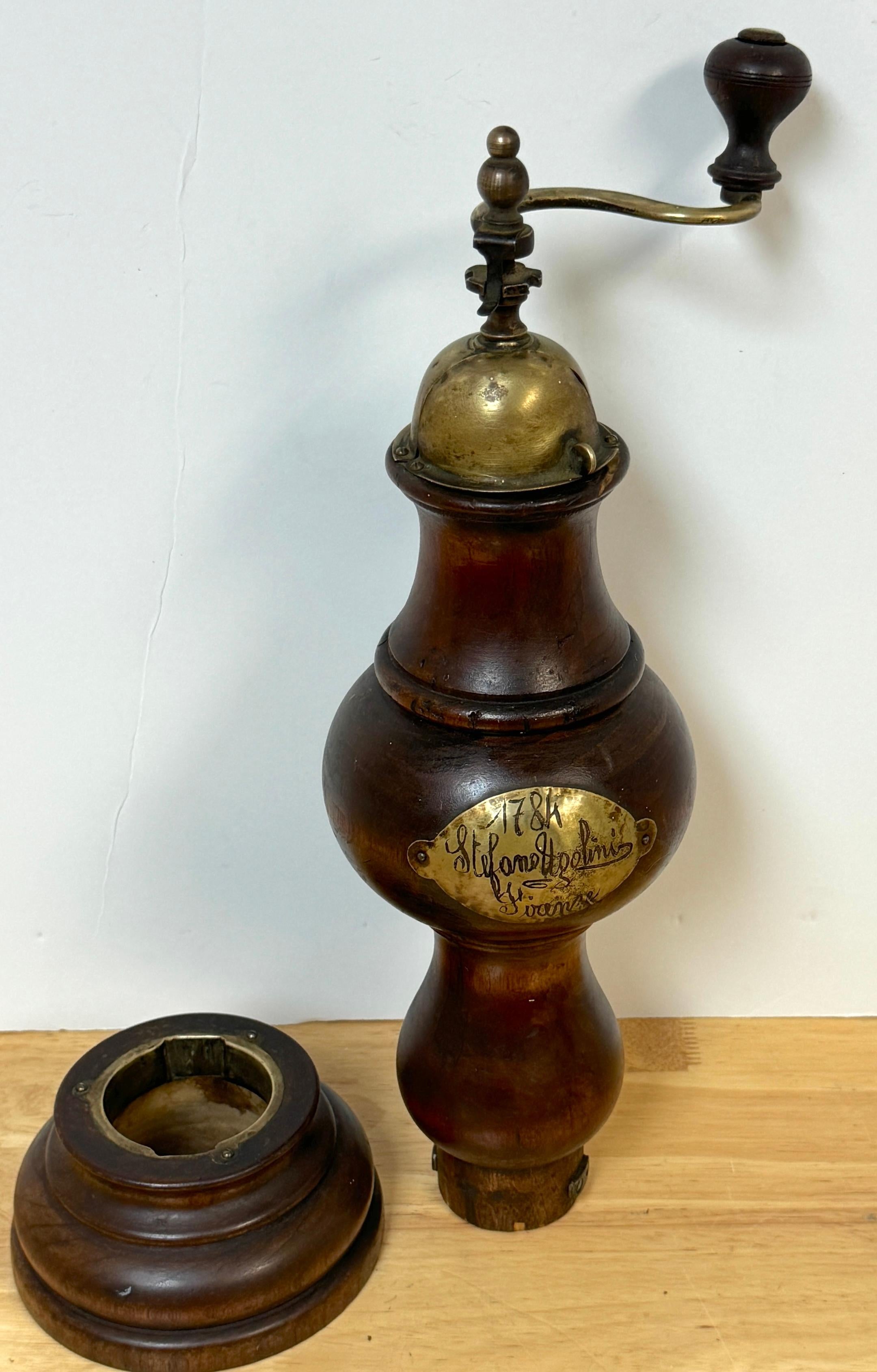 Stafanc Ugolini Firenze, 1784* Molino de pimienta de madera de frutal y latón en venta 6