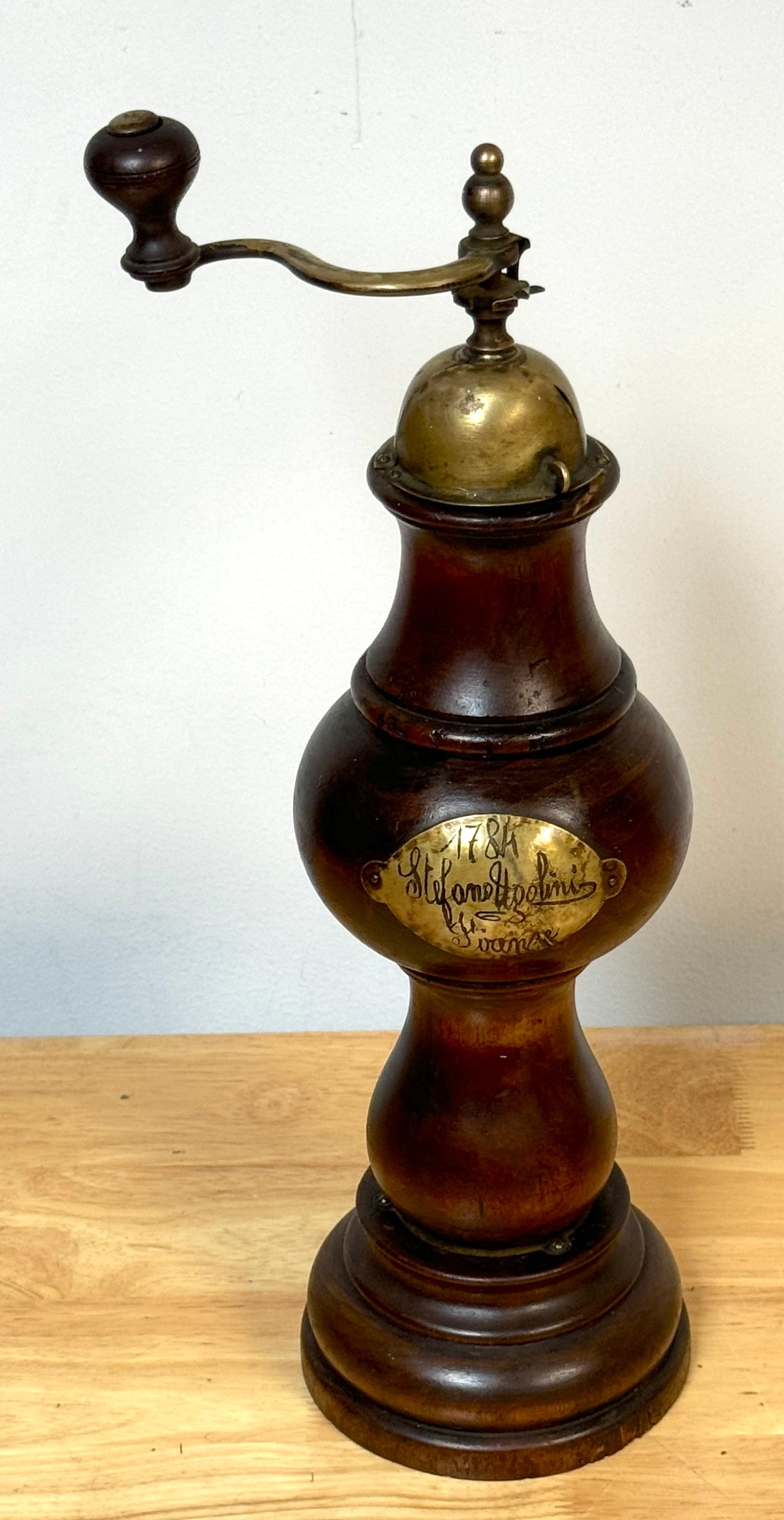Stafano Ugolini Florencia, 1784* Molinillo de pimienta de madera de frutal y latón
En el siglo XX, la fecha *1784 es una fecha honorífica asociada a uno de sus hoteles en Florencia. 

Un infrecuente y exquisito molinillo de pimienta de madera de