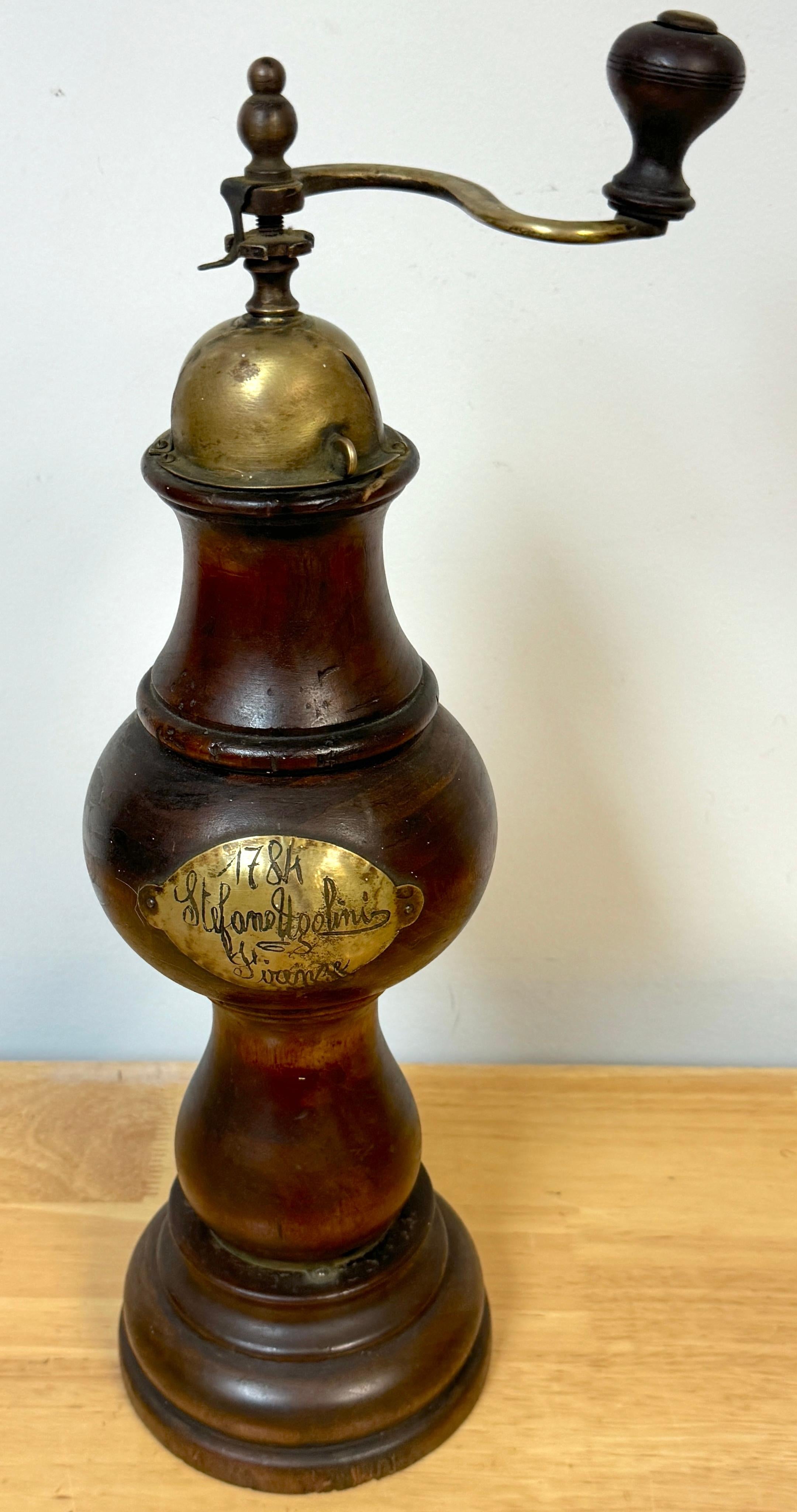 Stafanc Ugolini Firenze, 1784* Molino de pimienta de madera de frutal y latón Neoclásico en venta