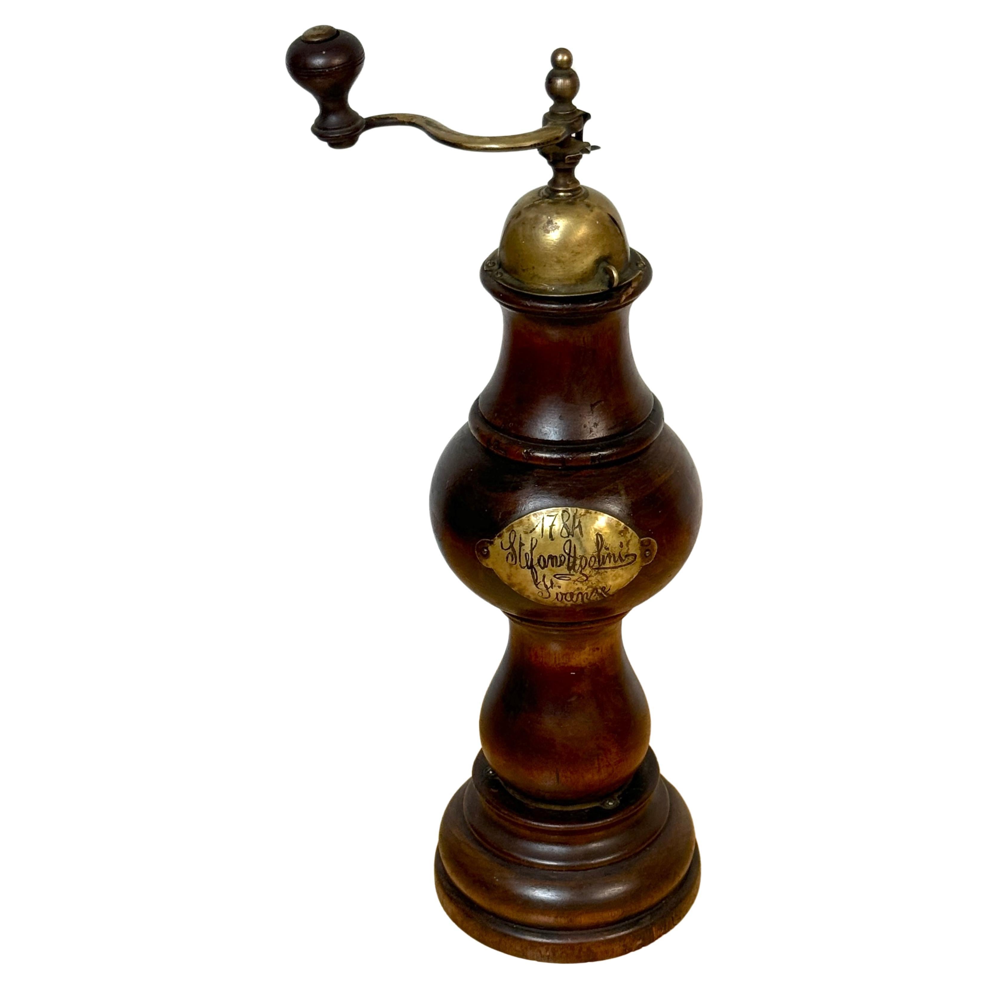 Stafanc Ugolini Firenze, 1784* Molino de pimienta de madera de frutal y latón en venta