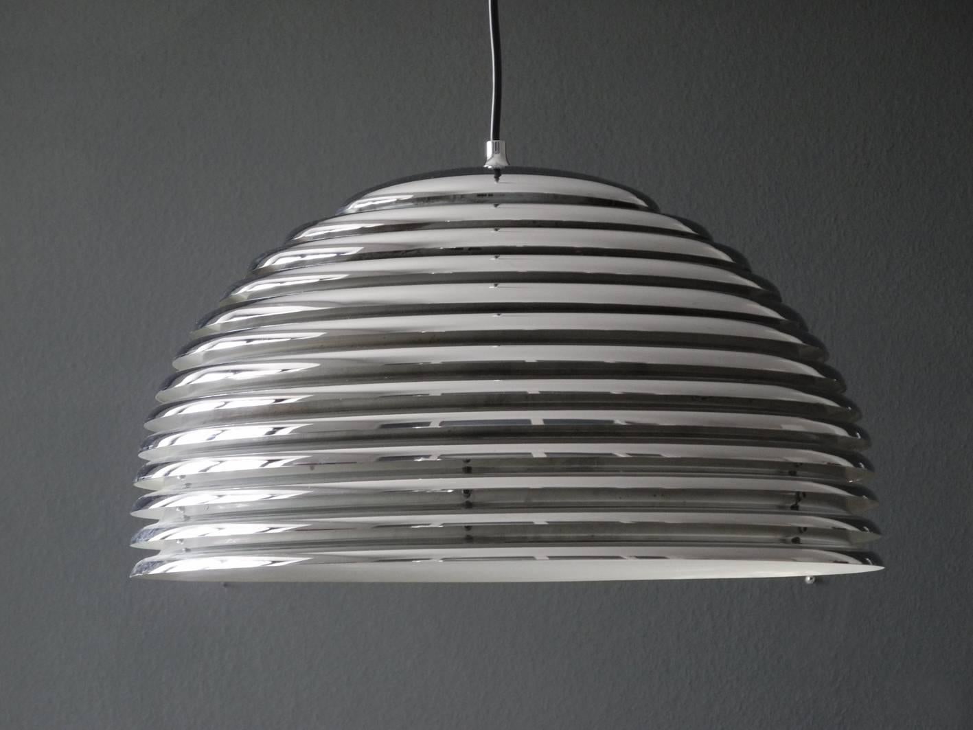 Large original Saturno chrome metal pendant lamp by Kazuo Motozawa for Staff from the 1970s.
High quality minimalistic design. Lampshade is consisting of several individual metal rings, which are chrome-plated at the outside and painted white