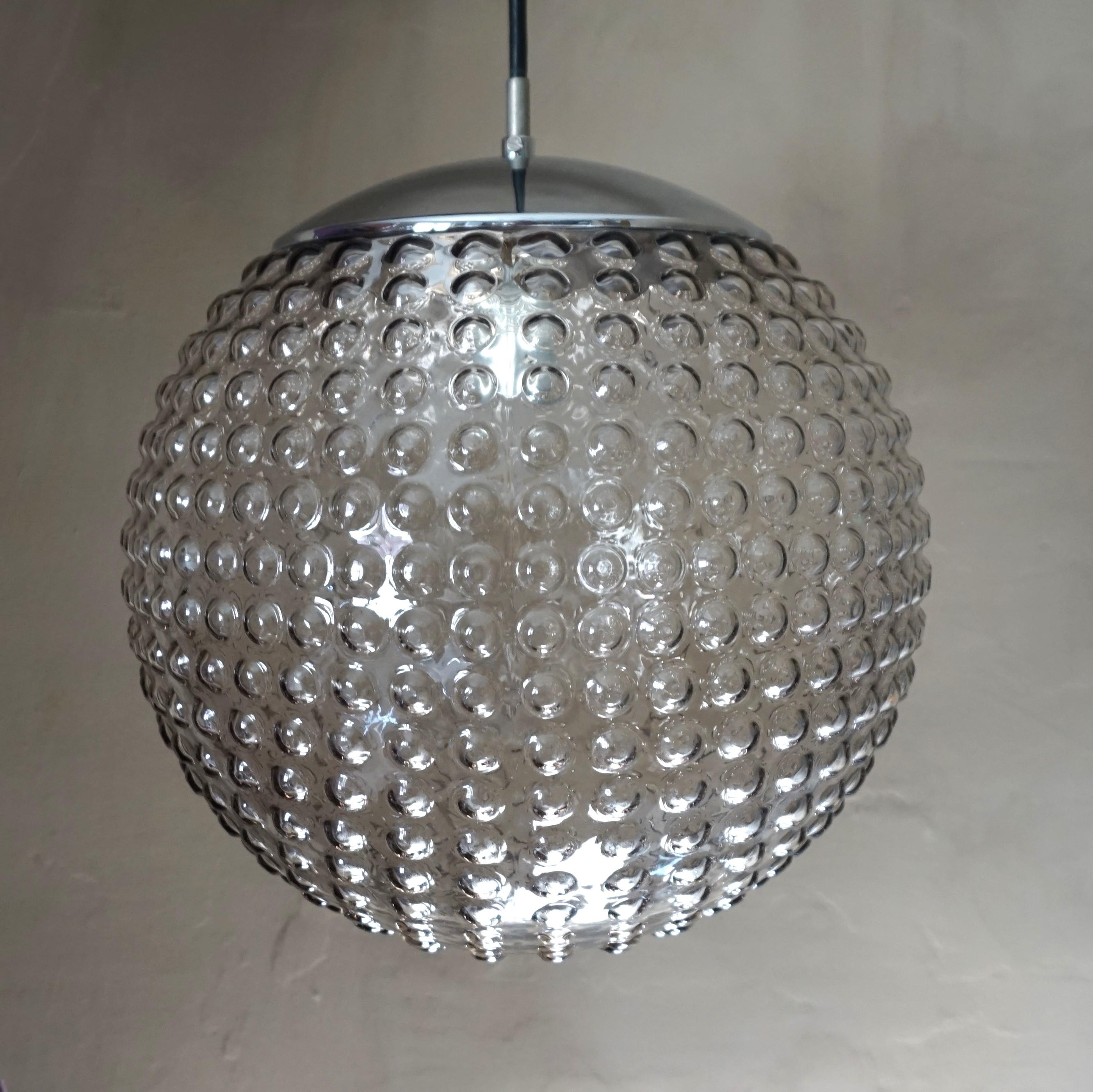 Una grande plafoniera Bubble con un diametro di 33 cm. Il corpo in vetro è in ottime condizioni, senza segni di usura o danni. La copertura cromata è lucida e in ottime condizioni, con un cavo lungo circa 1 metro. Questa lampada a sospensione in