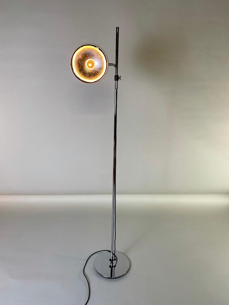 Paralume tubolare rotondo in plastica verniciata di bianco sporco con fori rotondi perforati sul retro. Base in metallo cromato. Attacco E27 in porcellana, 1 lampadina E27 PAR 38, 1 x 150 watt massimo, 110/220 volt.
Misure: Altezza 160 cm, ø