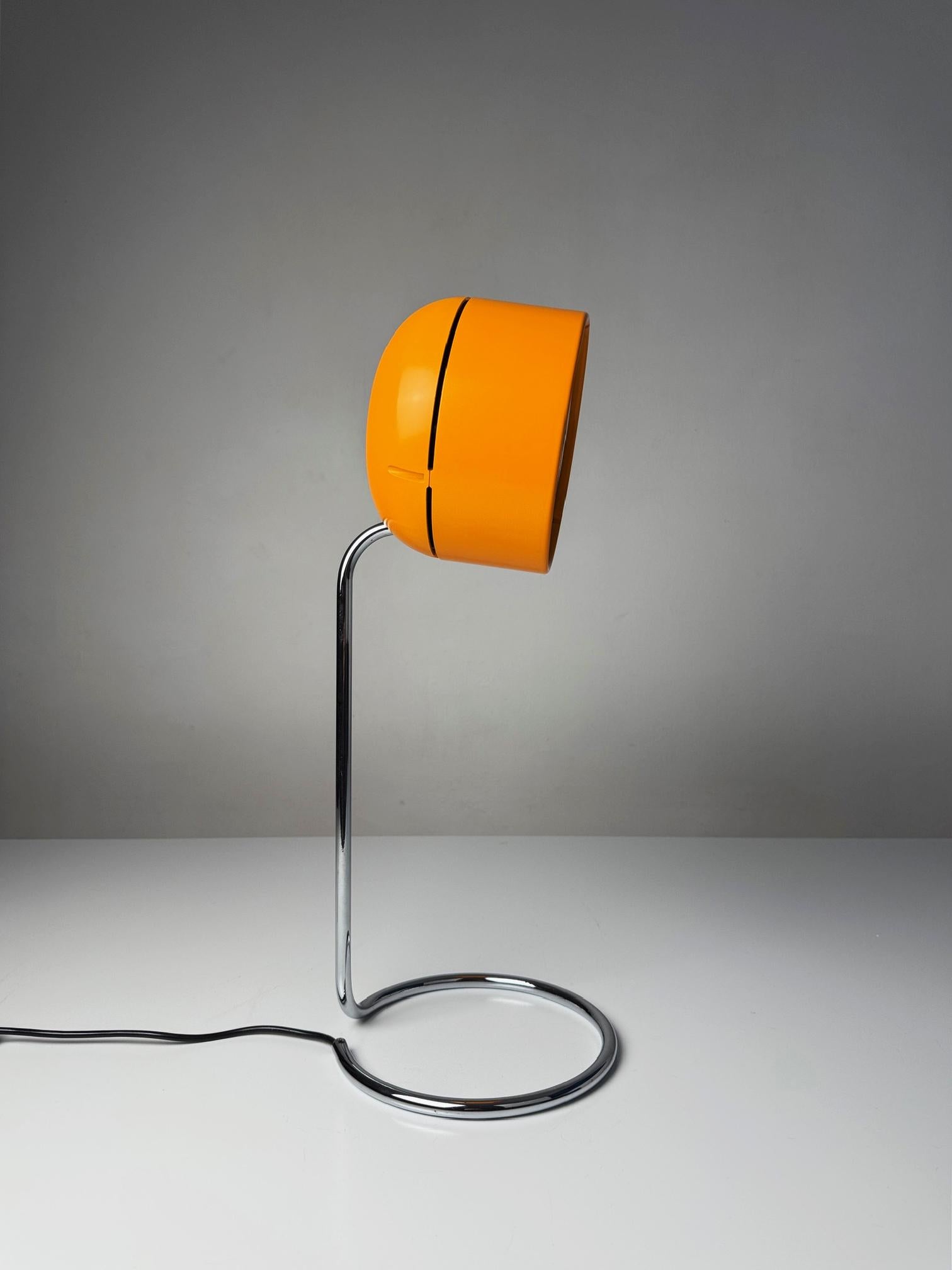 STAFF mod 1166 : Un classique du design de 1974

La lampe de table STAFF Yellow, conçue en 1974 par Arnold Berges pour Staff Germany, est une quintessence du design moderne du milieu du siècle. Produite par le célèbre fabricant allemand STAFF, cette