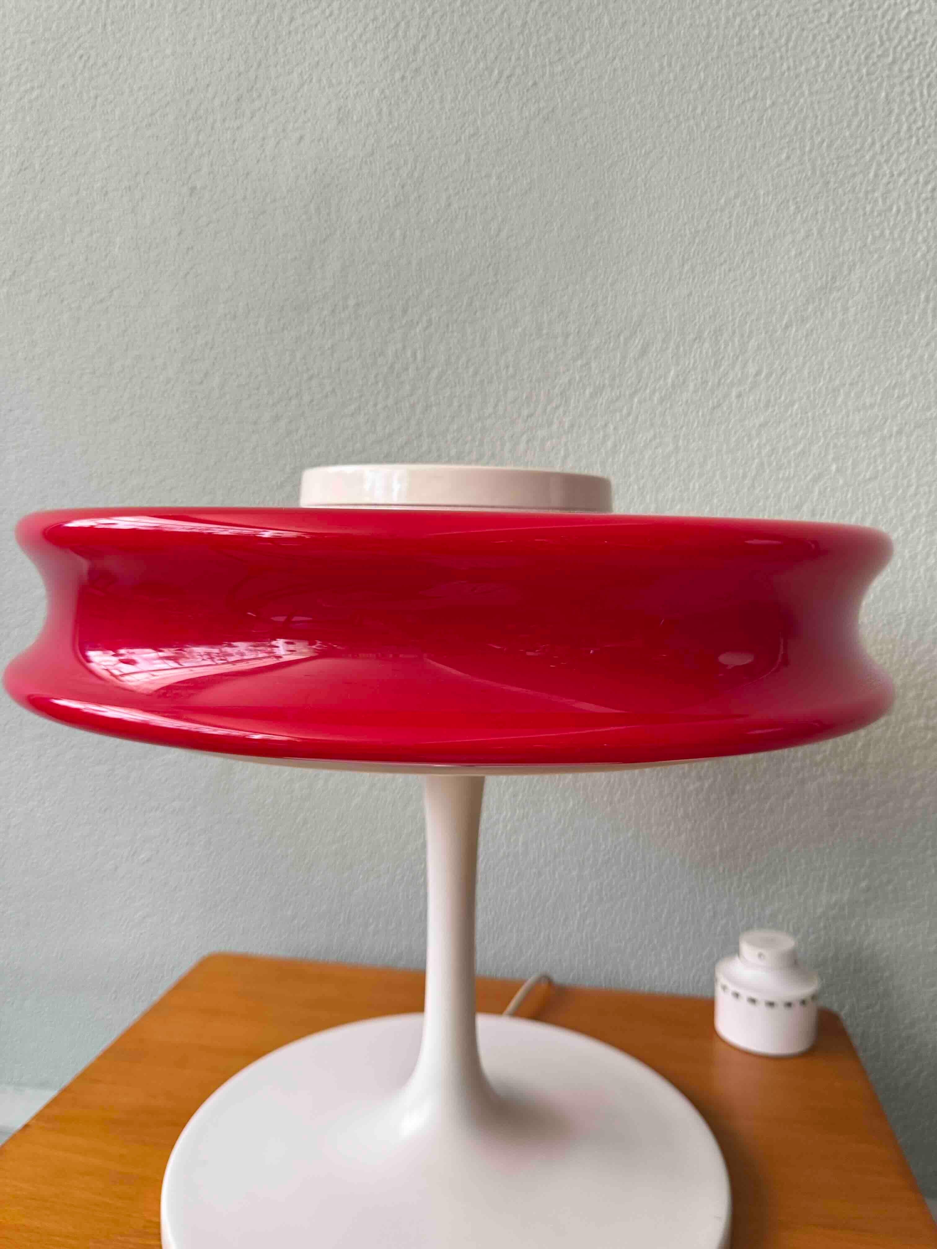 Staff & Schwarz Orion Rotes Opalglas Weißes Metall Tischlampe Deutschland 1960s im Angebot 6