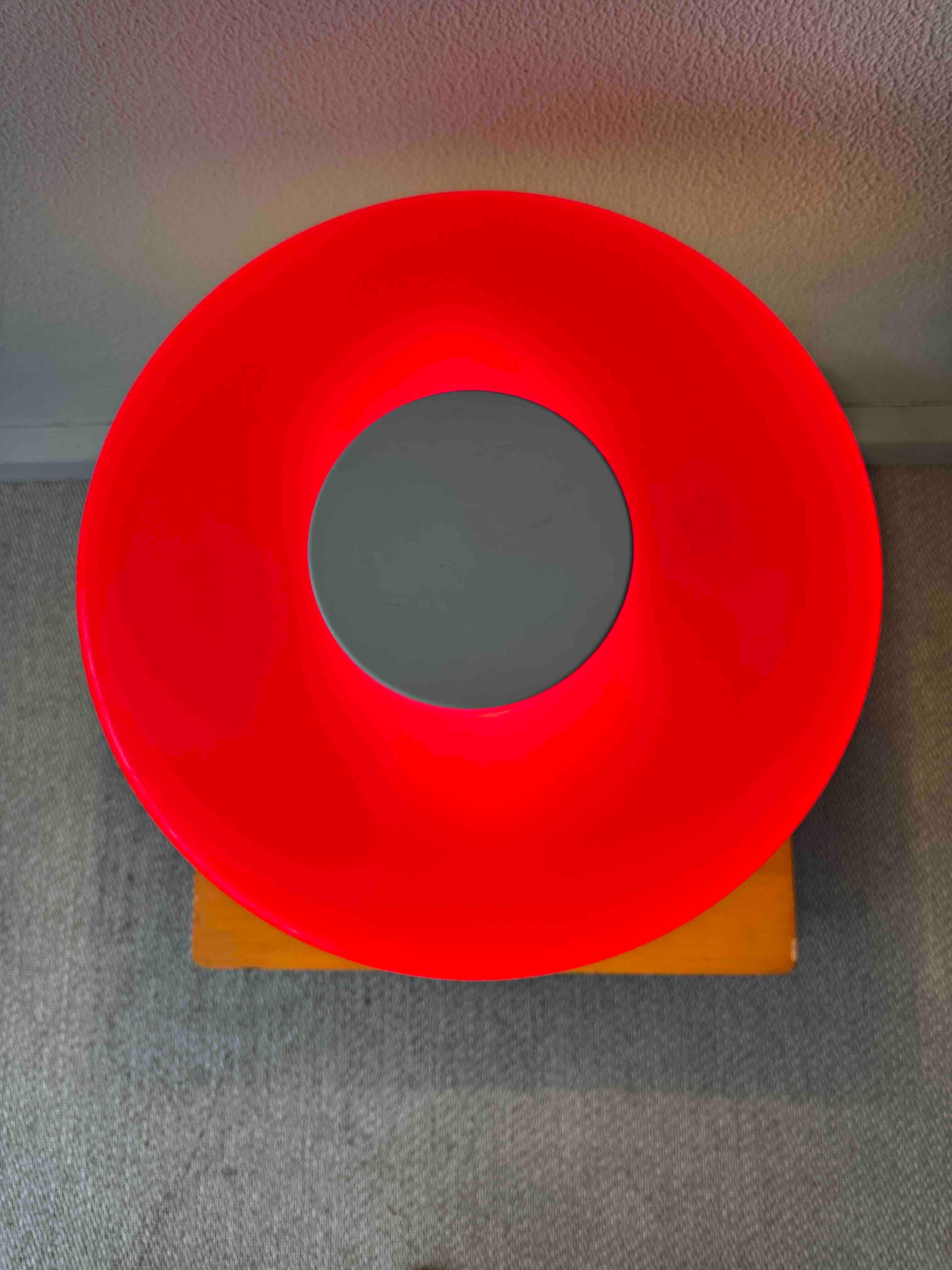 Staff & Schwarz Orion Rotes Opalglas Weißes Metall Tischlampe Deutschland 1960s im Angebot 10