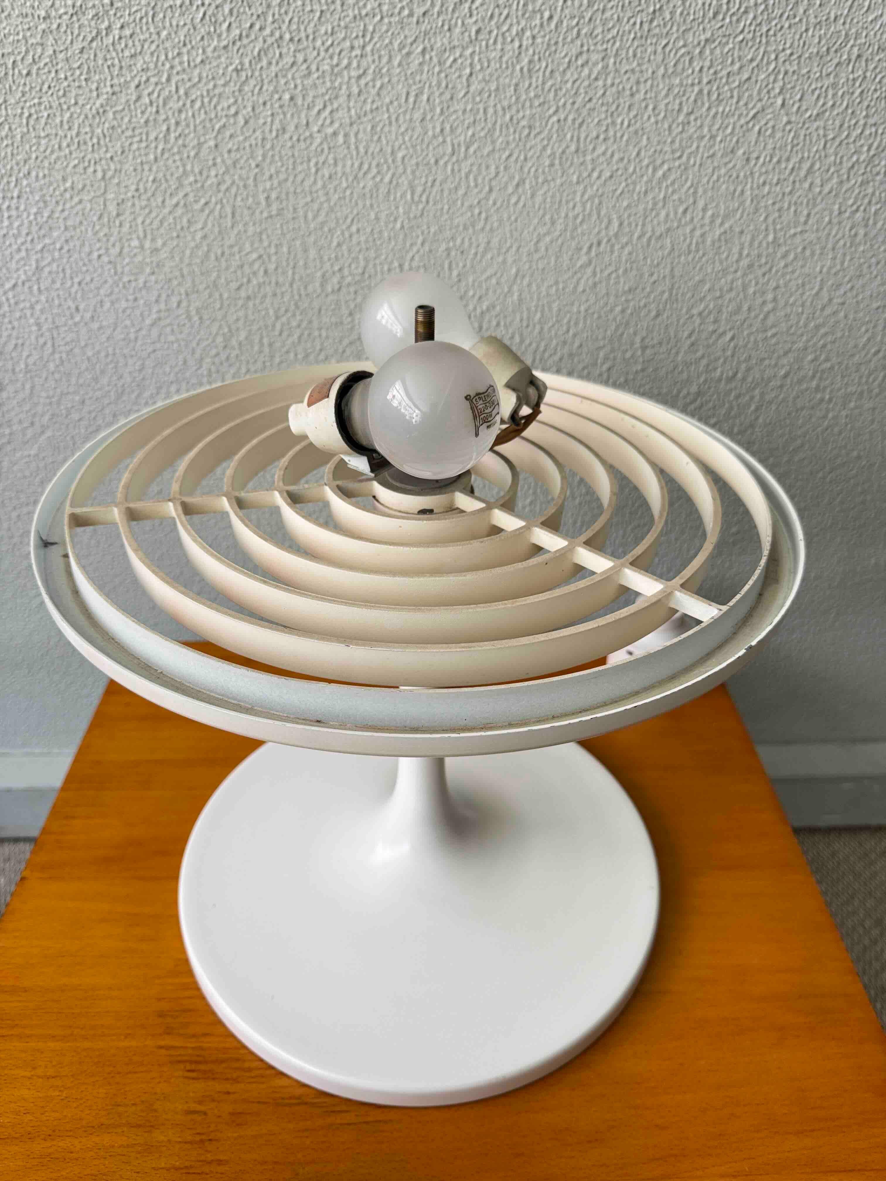 Staff & Schwarz Orion Rotes Opalglas Weißes Metall Tischlampe Deutschland 1960s im Angebot 13