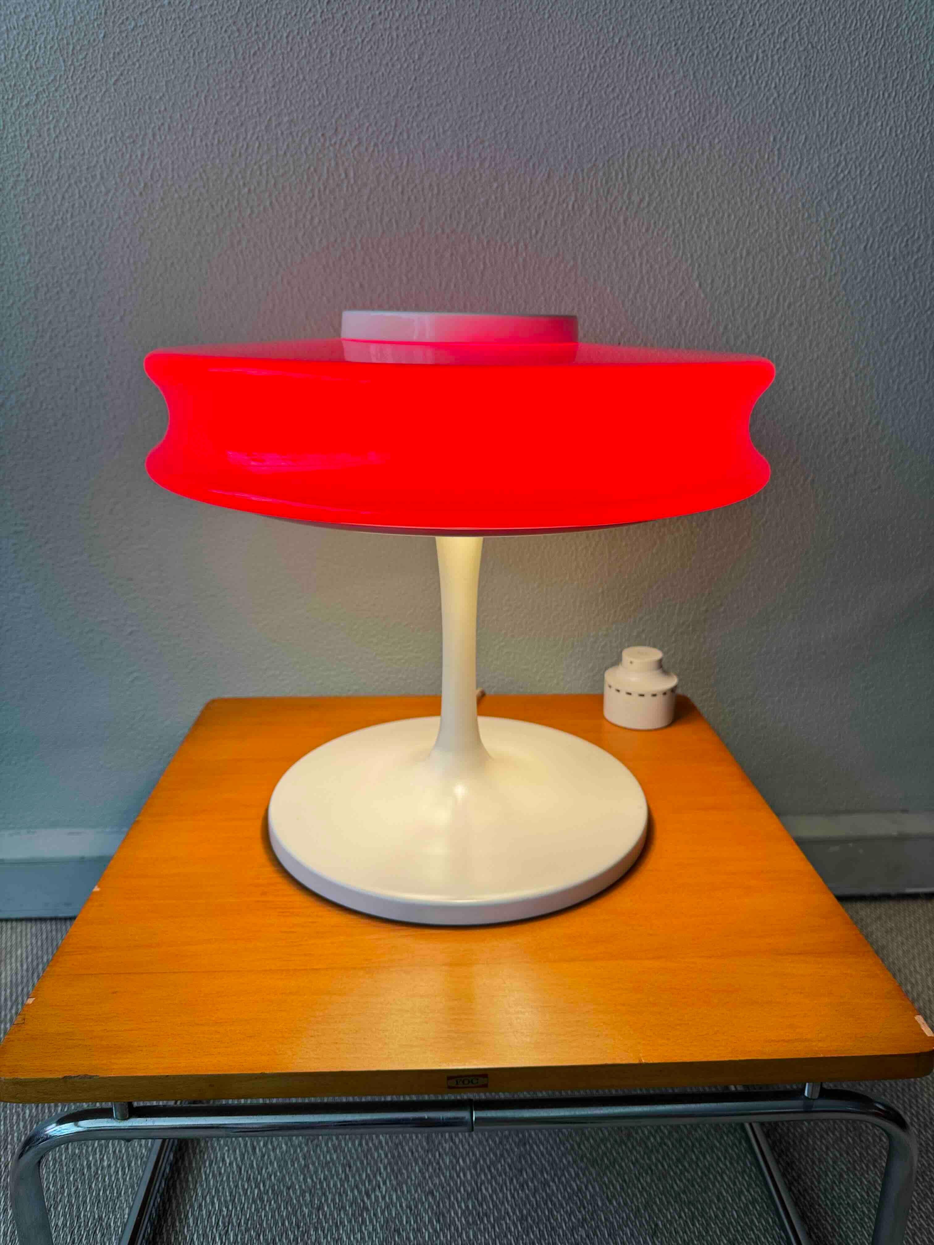 Diese auffällige, skulpturale Tischleuchte mit Space-Age-Charakter aus den 1960er Jahren von Staff & Schwarz für Staff Leuchten (Deutschland) ist ein seltenes und sehr begehrtes Stück Lichtdesign aus der Mitte des Jahrhunderts. Ihr kräftiger roter