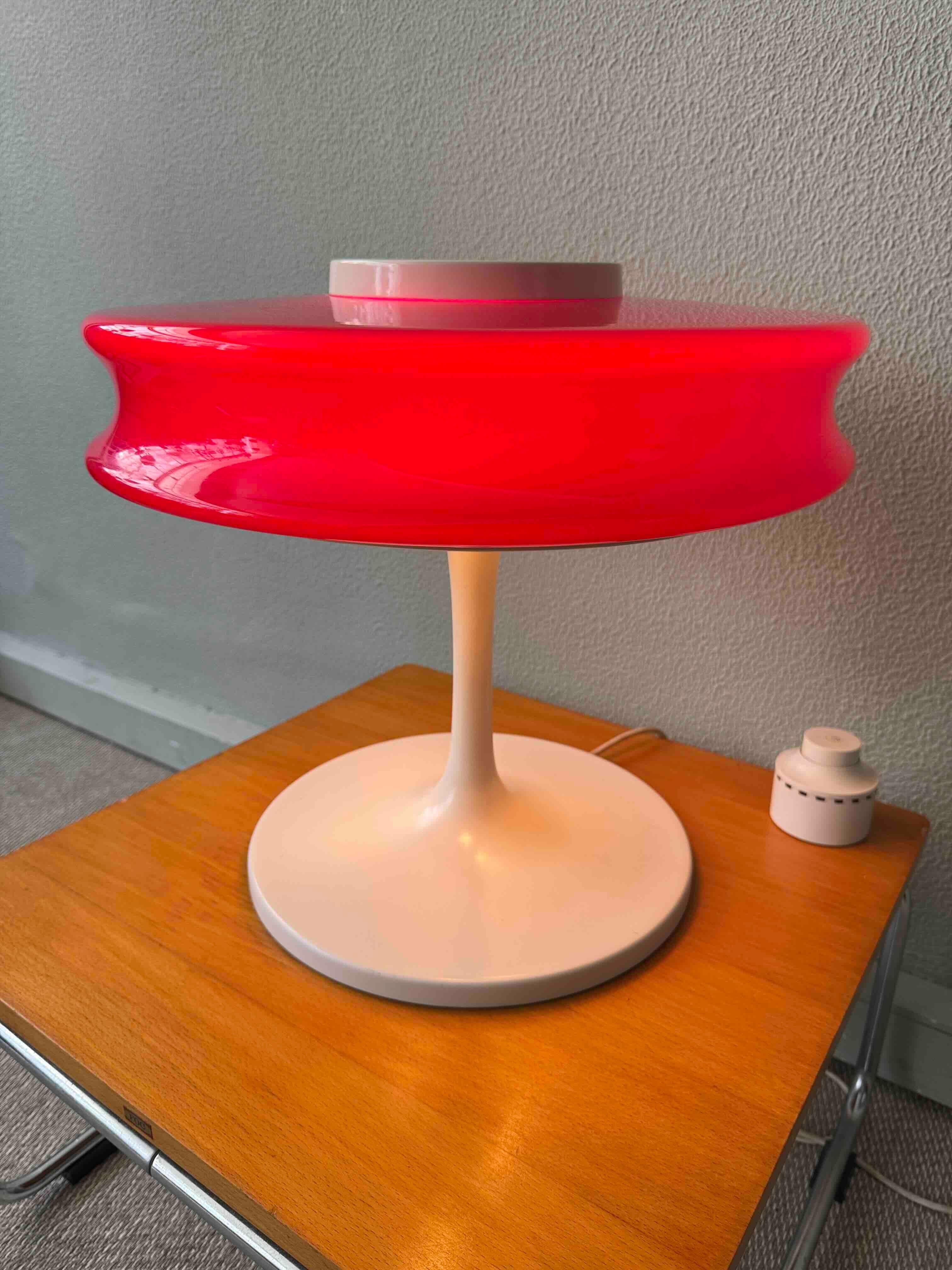Staff & Schwarz Orion Rotes Opalglas Weißes Metall Tischlampe Deutschland 1960s (Space Age) im Angebot