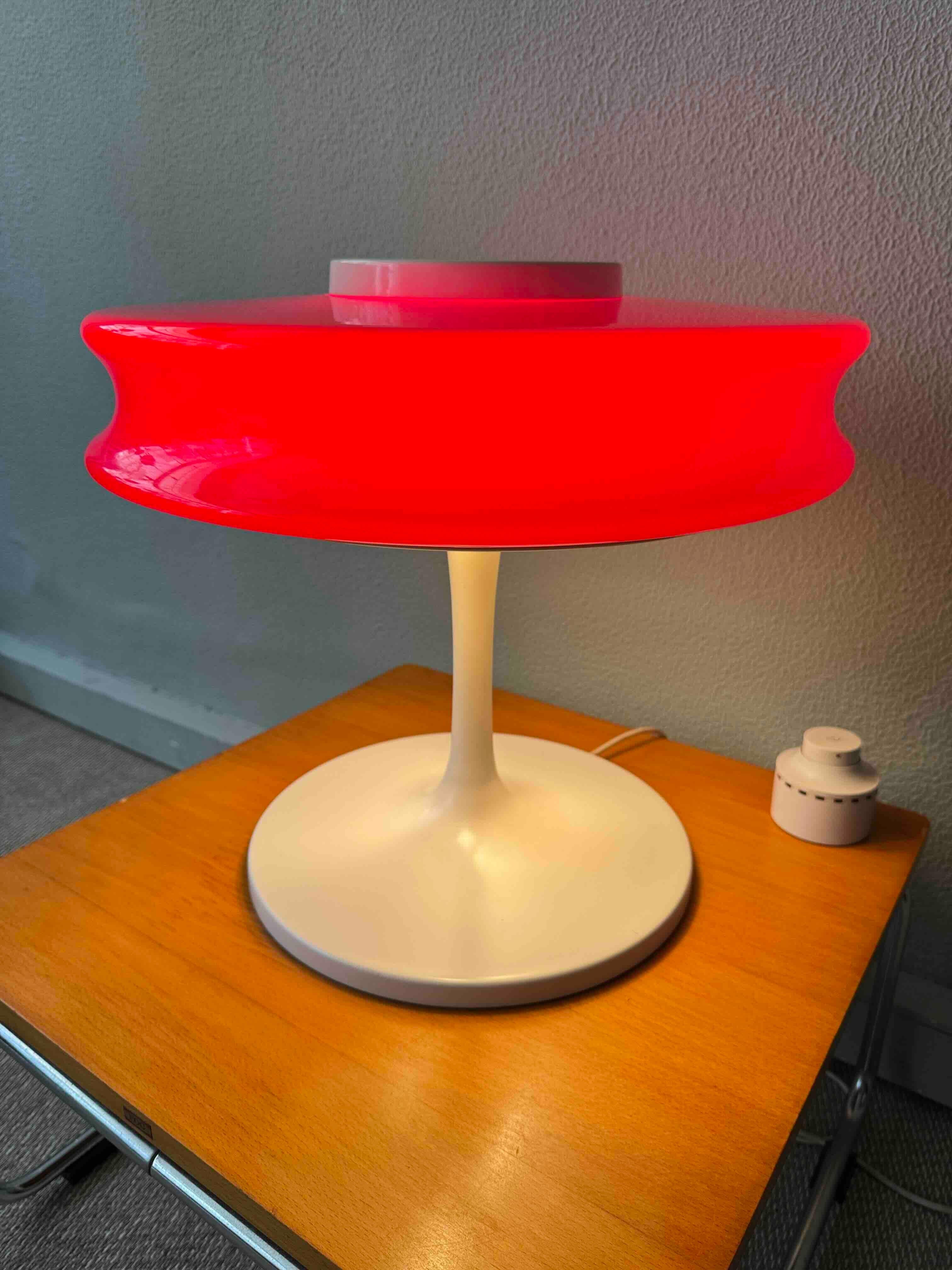 Staff & Schwarz Orion Rotes Opalglas Weißes Metall Tischlampe Deutschland 1960s im Zustand „Gut“ im Angebot in Lisboa, PT