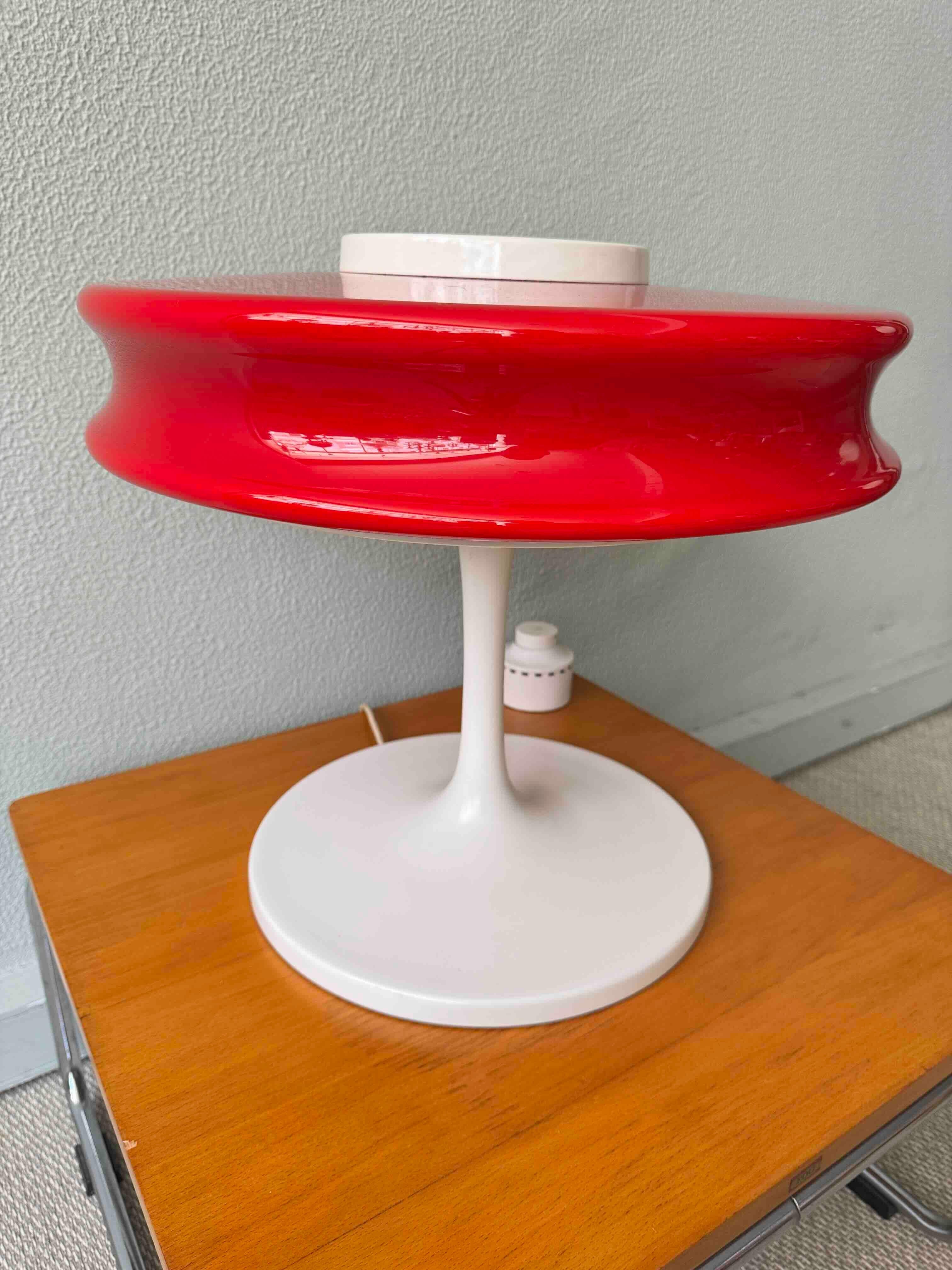 Staff & Schwarz Orion Rotes Opalglas Weißes Metall Tischlampe Deutschland 1960s (Mitte des 20. Jahrhunderts) im Angebot