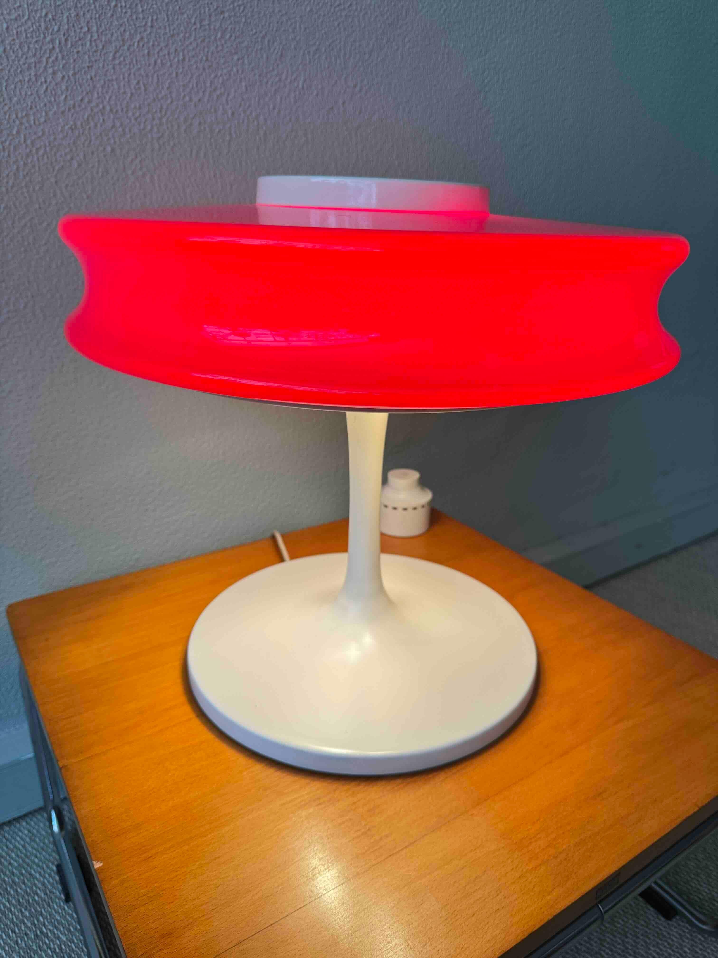 Staff & Schwarz Orion Rotes Opalglas Weißes Metall Tischlampe Deutschland 1960s im Angebot 1