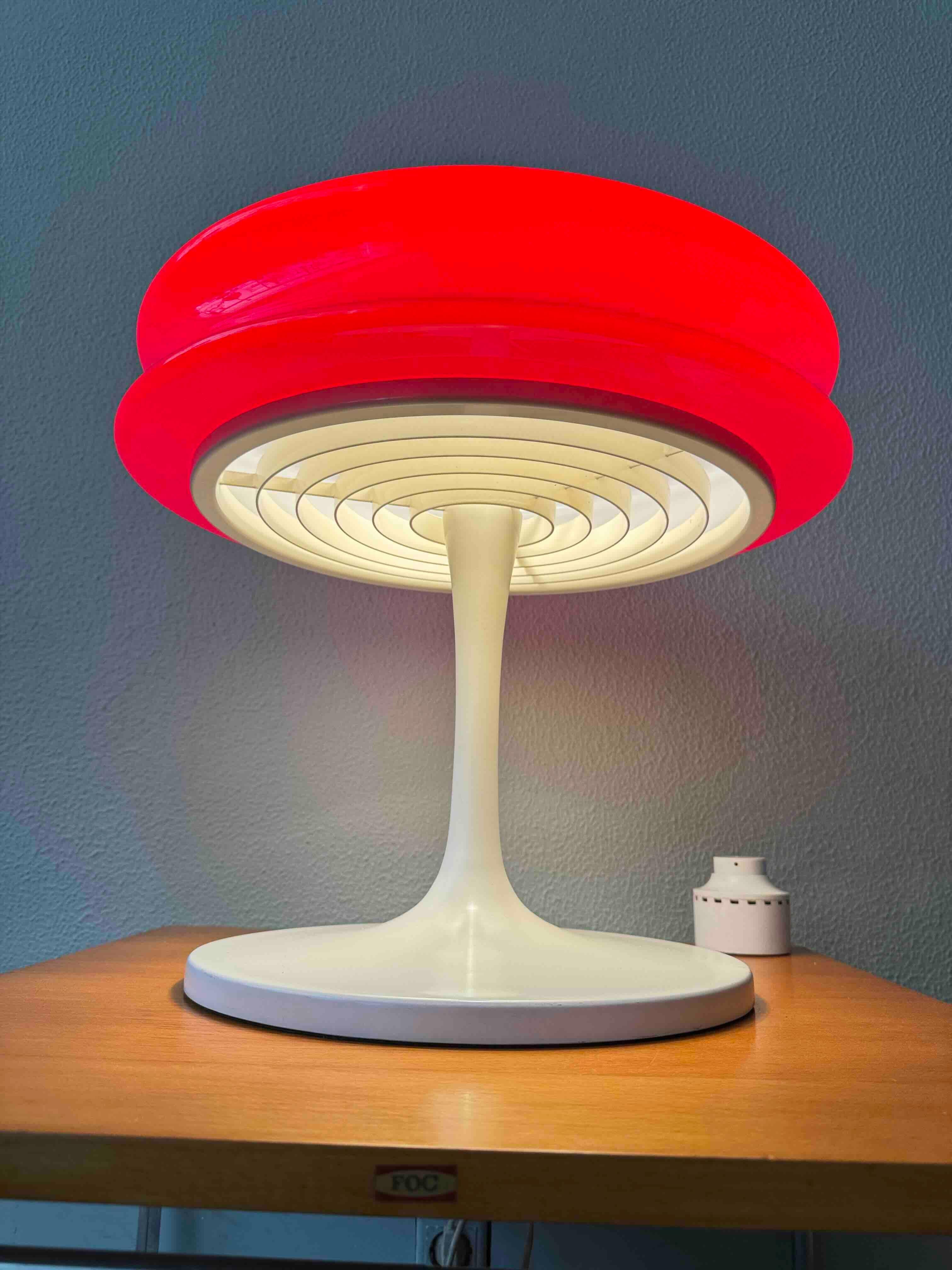 Staff & Schwarz Orion Rotes Opalglas Weißes Metall Tischlampe Deutschland 1960s im Angebot 3