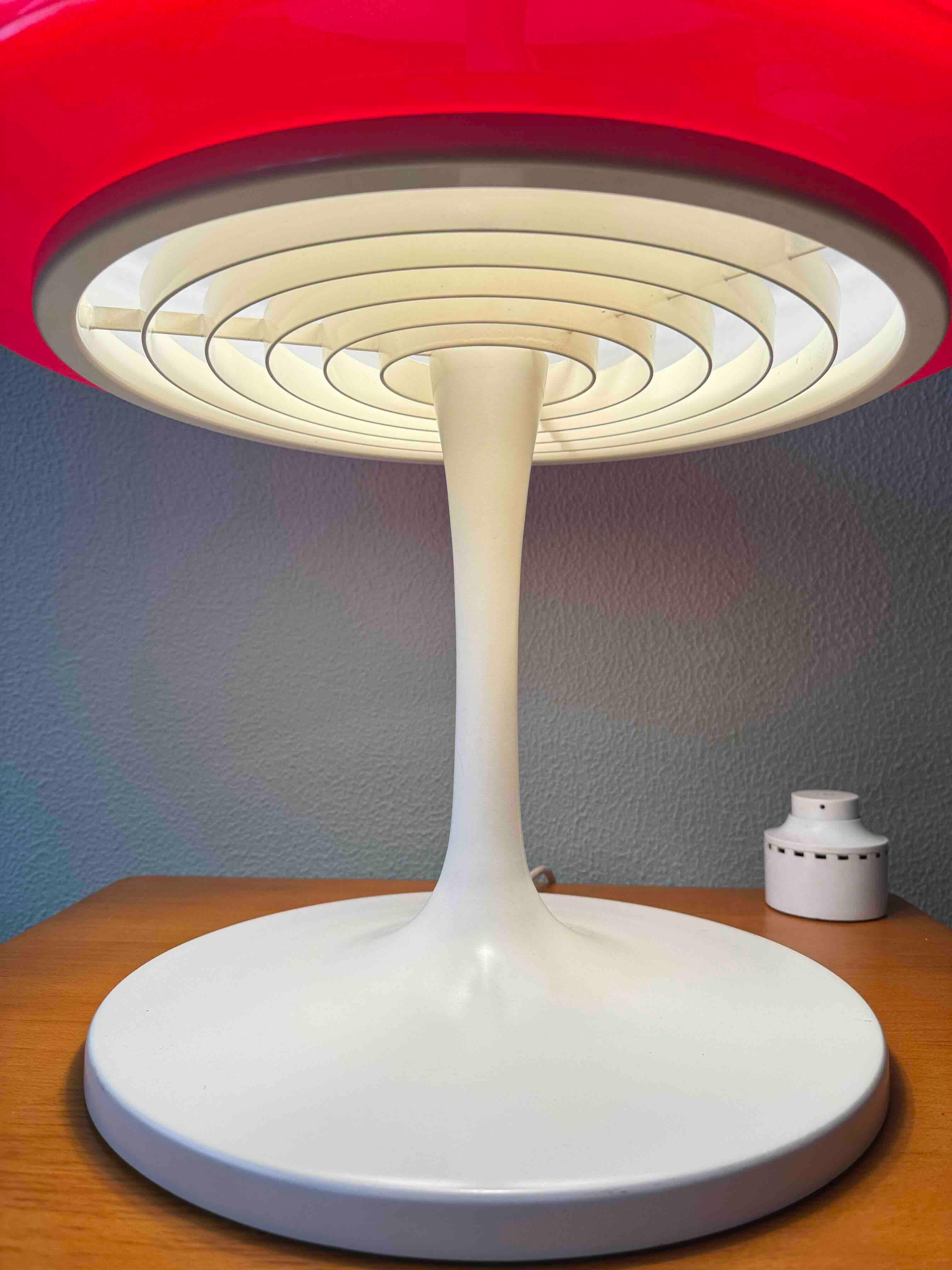 Staff & Schwarz Orion Rotes Opalglas Weißes Metall Tischlampe Deutschland 1960s im Angebot 4