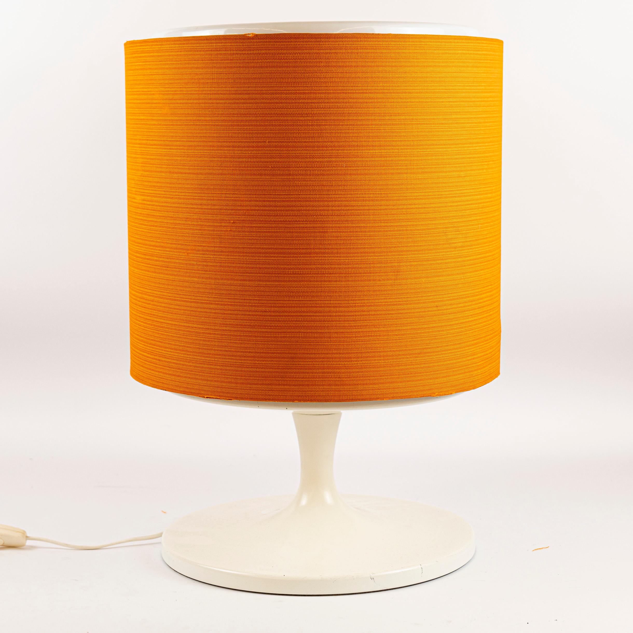 Ajoutez une touche de rétro-futurisme à votre espace avec cette lampe de table Space Age de Staff Leuchten, un design emblématique du milieu du siècle. Dotée d'un abat-jour orange audacieux, cette lampe émet une lumière chaude et diffuse, parfaite
