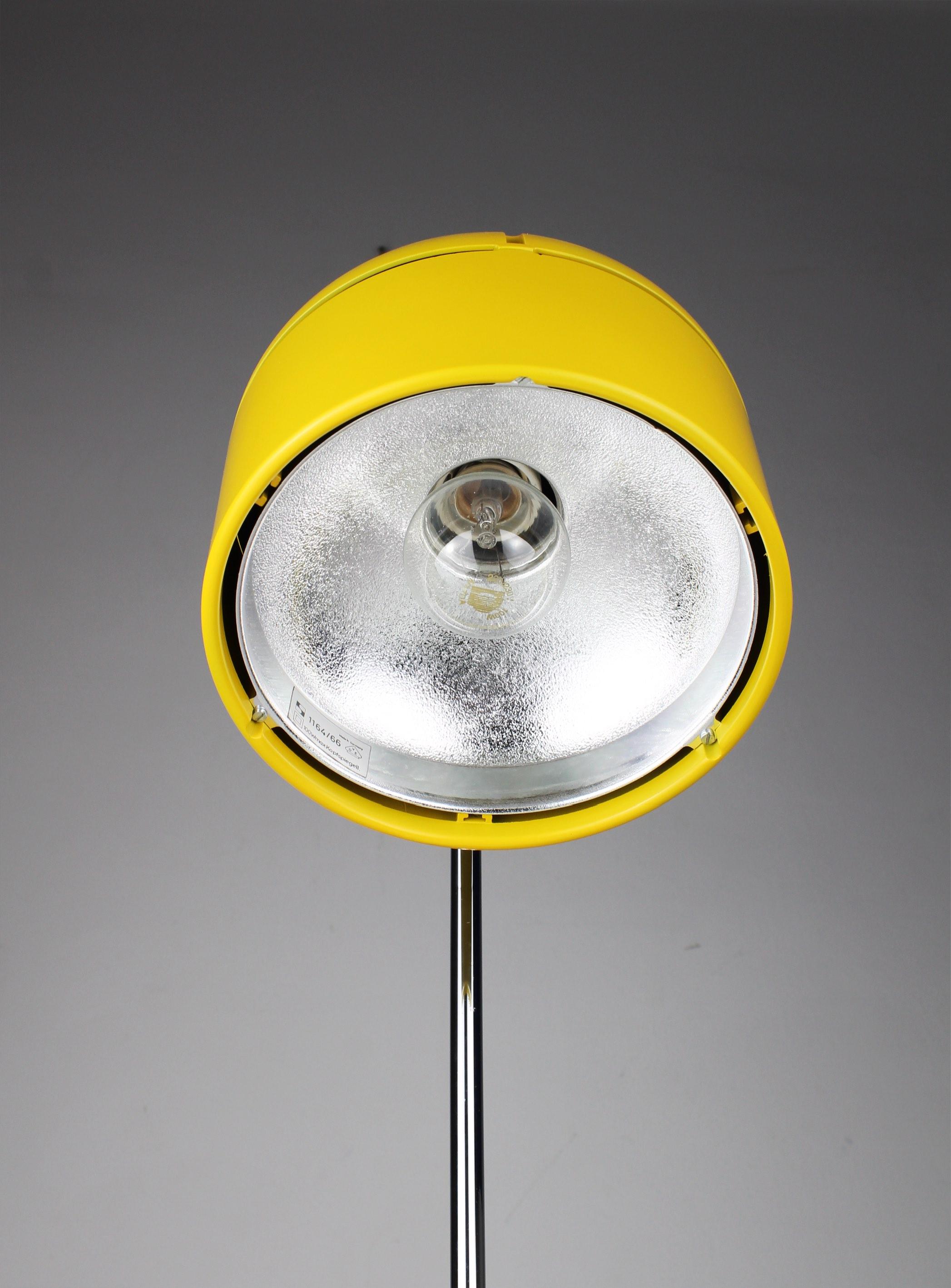 STAFF Yellow lamp with adjustable head by Arnold Berges in 1974 In Excellent Condition In BARCELONA, ES
