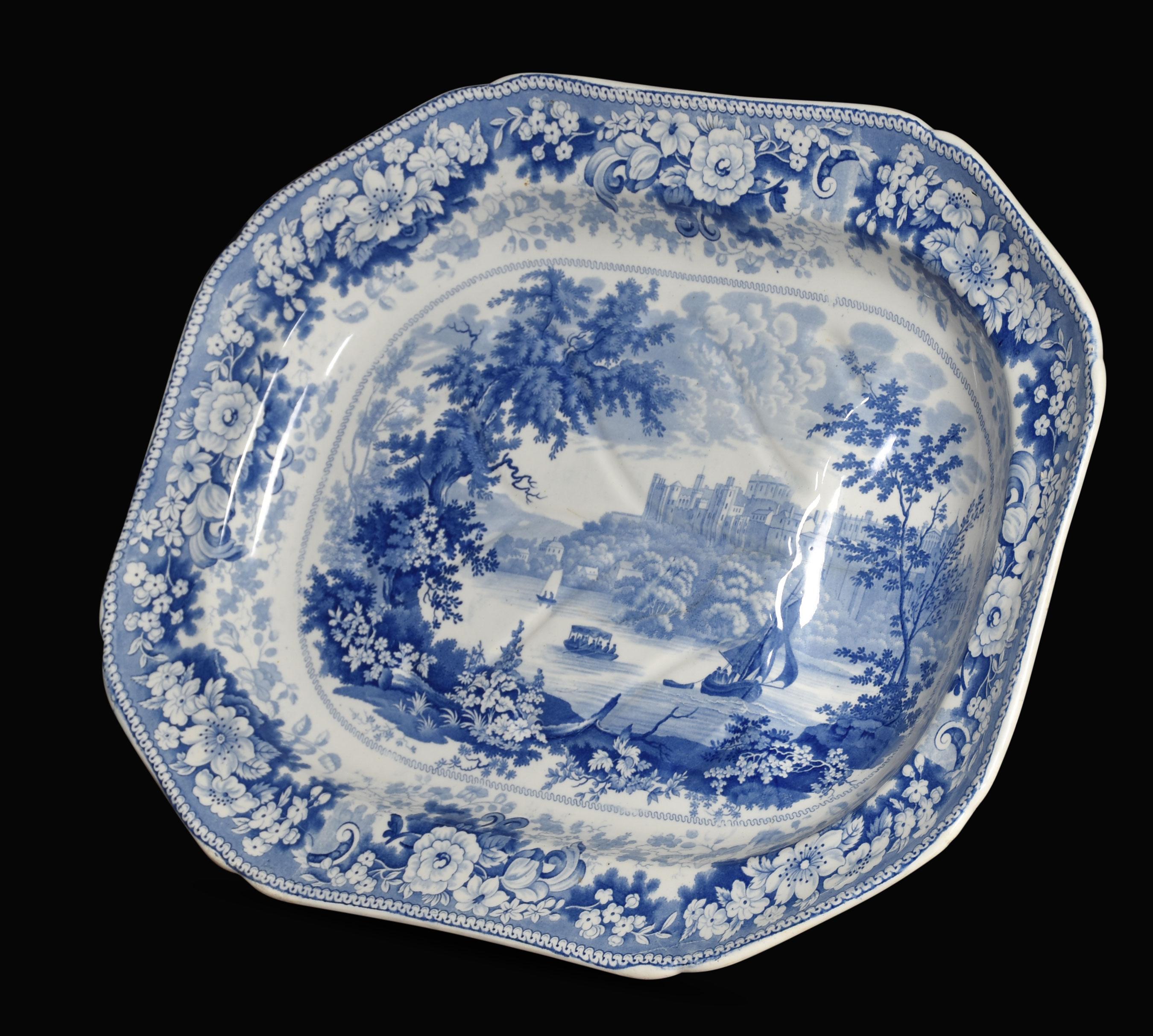 Assiette à égoutter la viande en bleu et blanc du 19e siècle de Staffordshire, représentant un motif de paysage britannique.
Dimensions
Hauteur 3 pouces
Largeur 20,5 pouces
Profondeur 16 pouces.