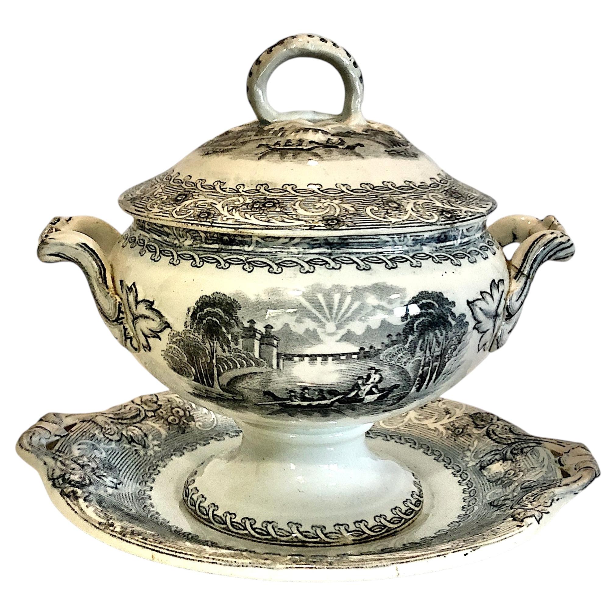 Soupière à sauce couverte du 19e siècle avec sous-plat, Staffordshire