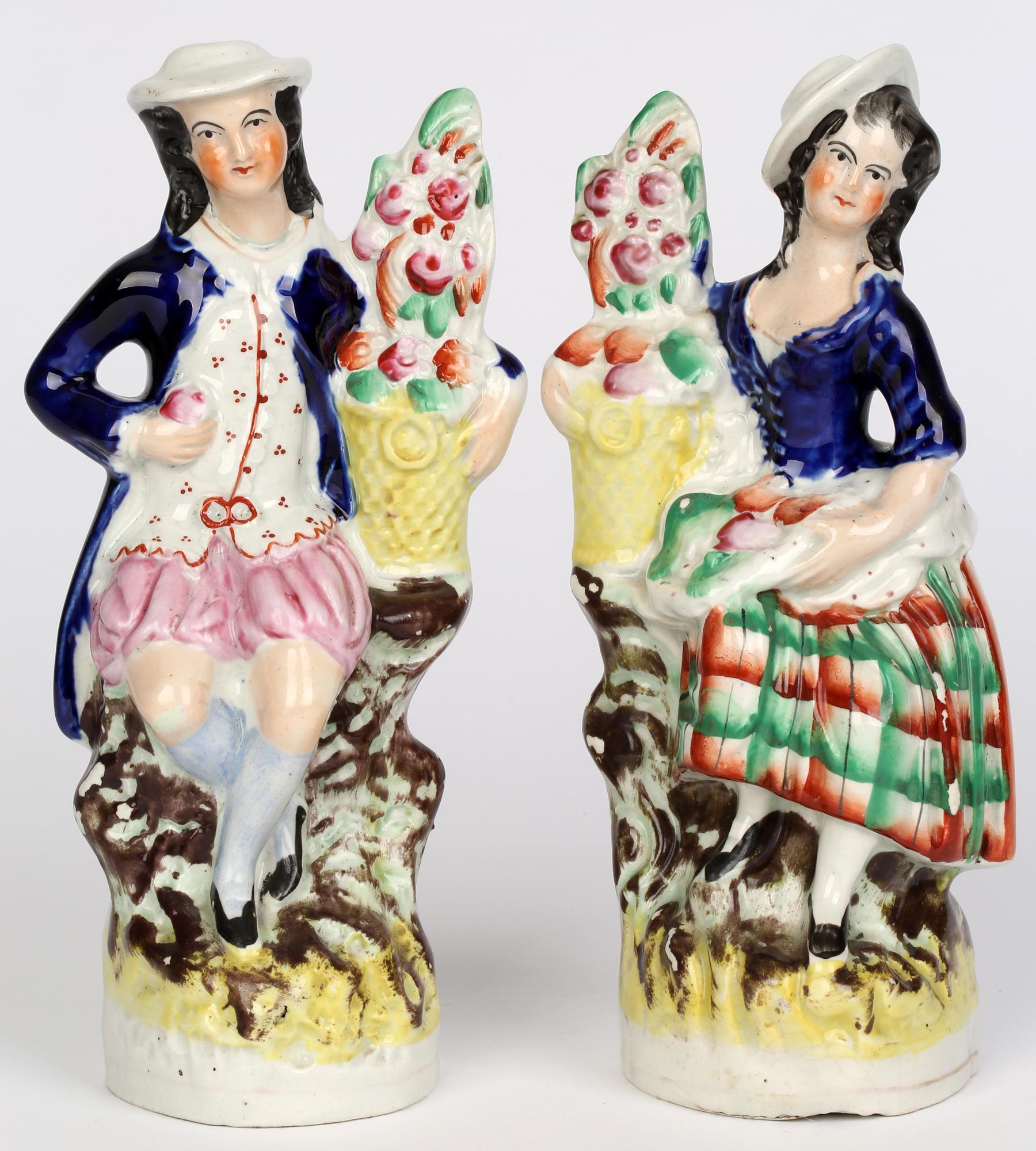 Par de Figuras Antiguas de Staffordshire con Cestas que Contienen Flores 2