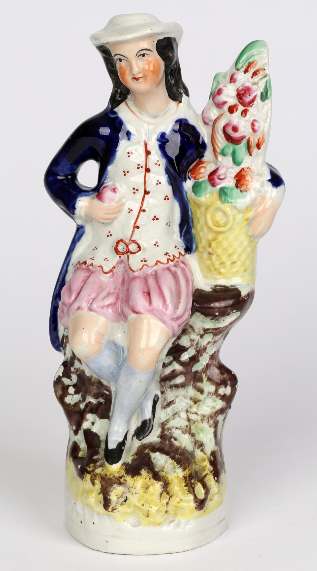 Paire de figurines anciennes du Staffordshire avec paniers contenant des fleurs en vente 3