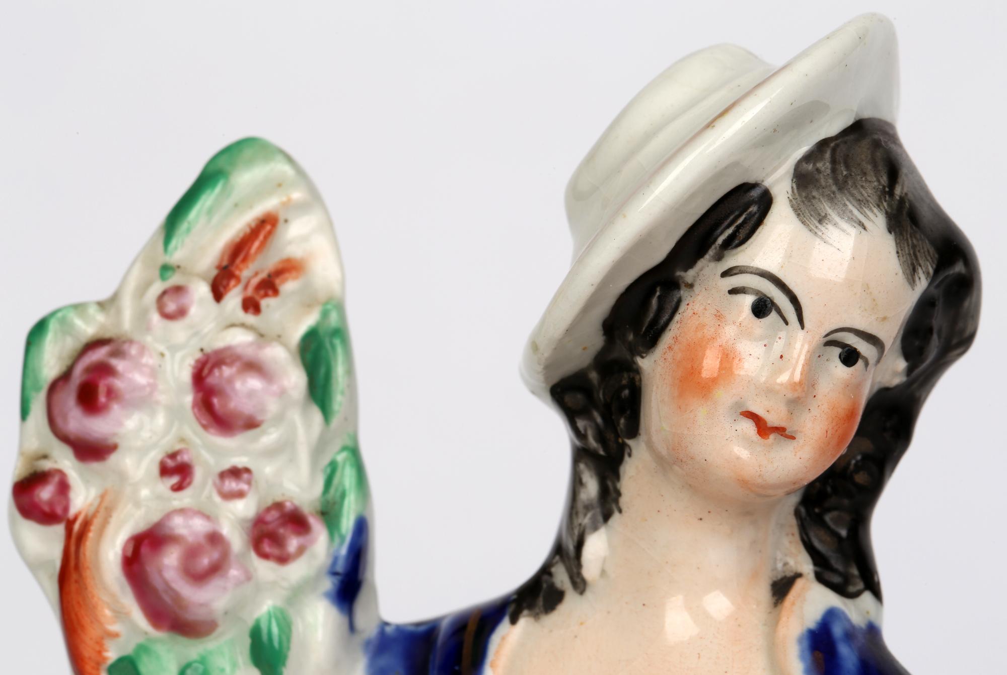 Par de Figuras Antiguas de Staffordshire con Cestas que Contienen Flores 6