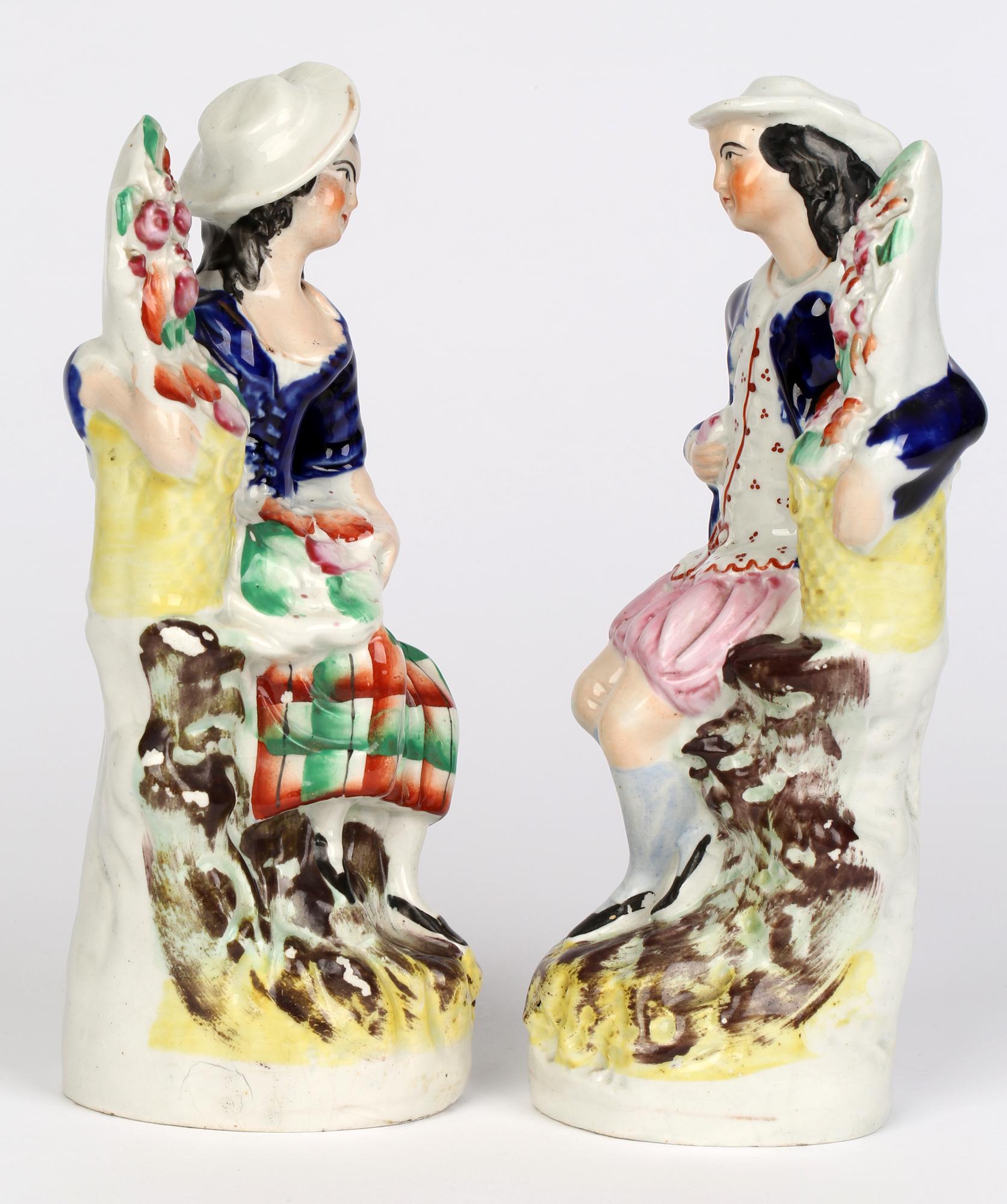 Par de Figuras Antiguas de Staffordshire con Cestas que Contienen Flores 7