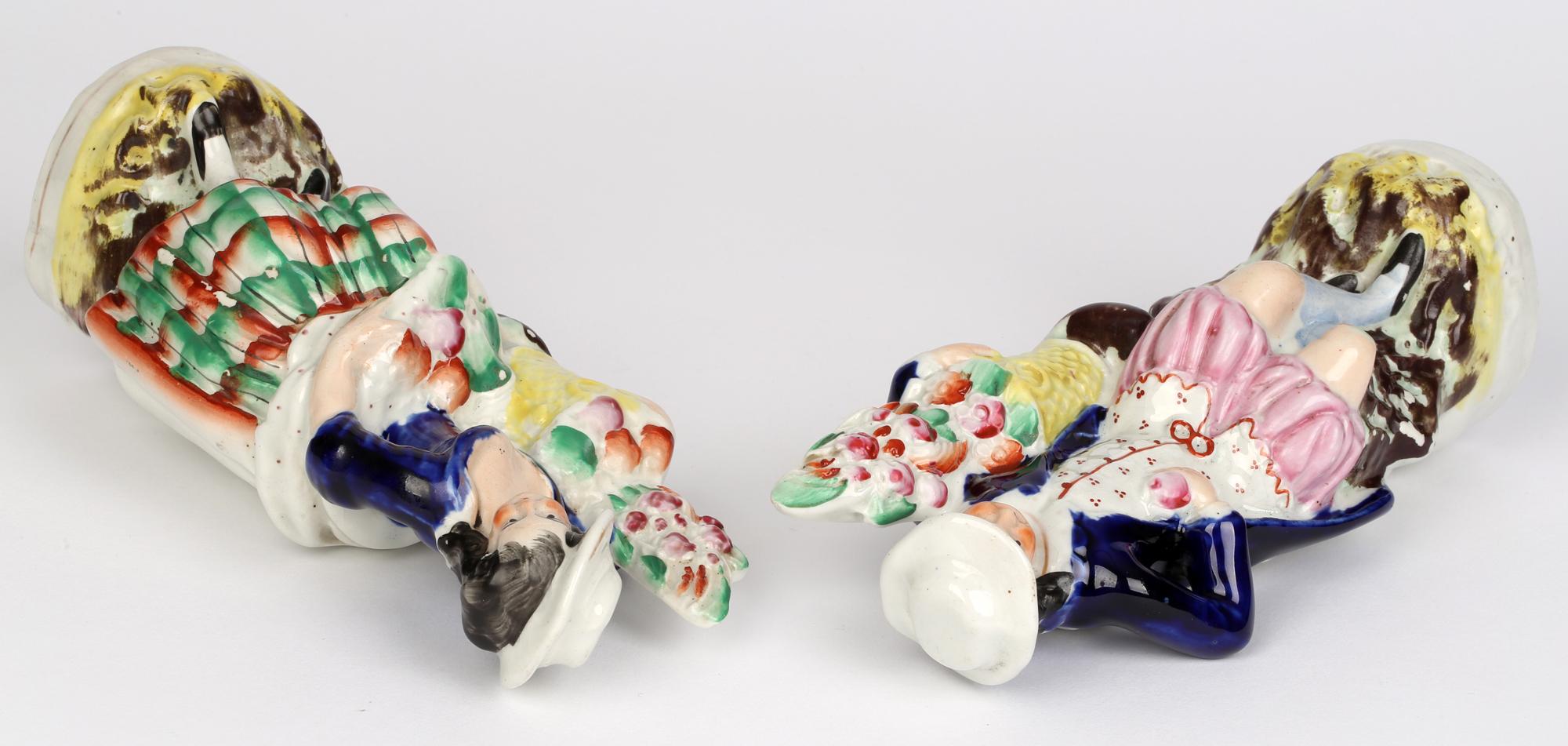 Paire de figurines anciennes du Staffordshire avec paniers contenant des fleurs en vente 8