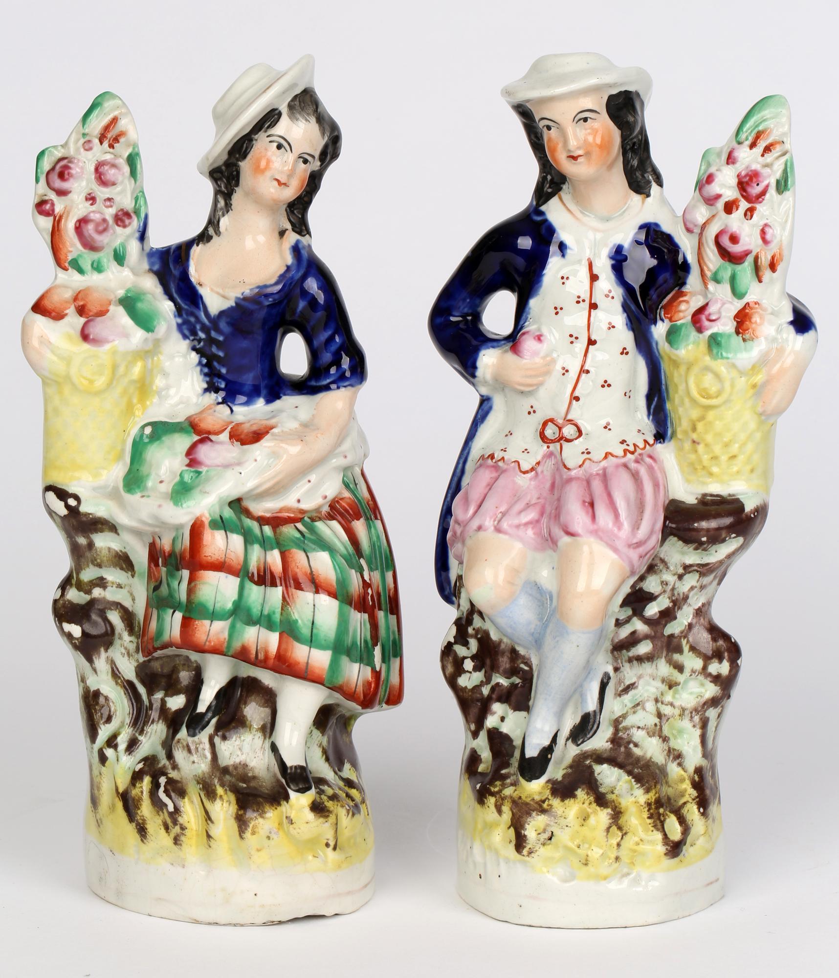 Victorien Paire de figurines anciennes du Staffordshire avec paniers contenant des fleurs en vente