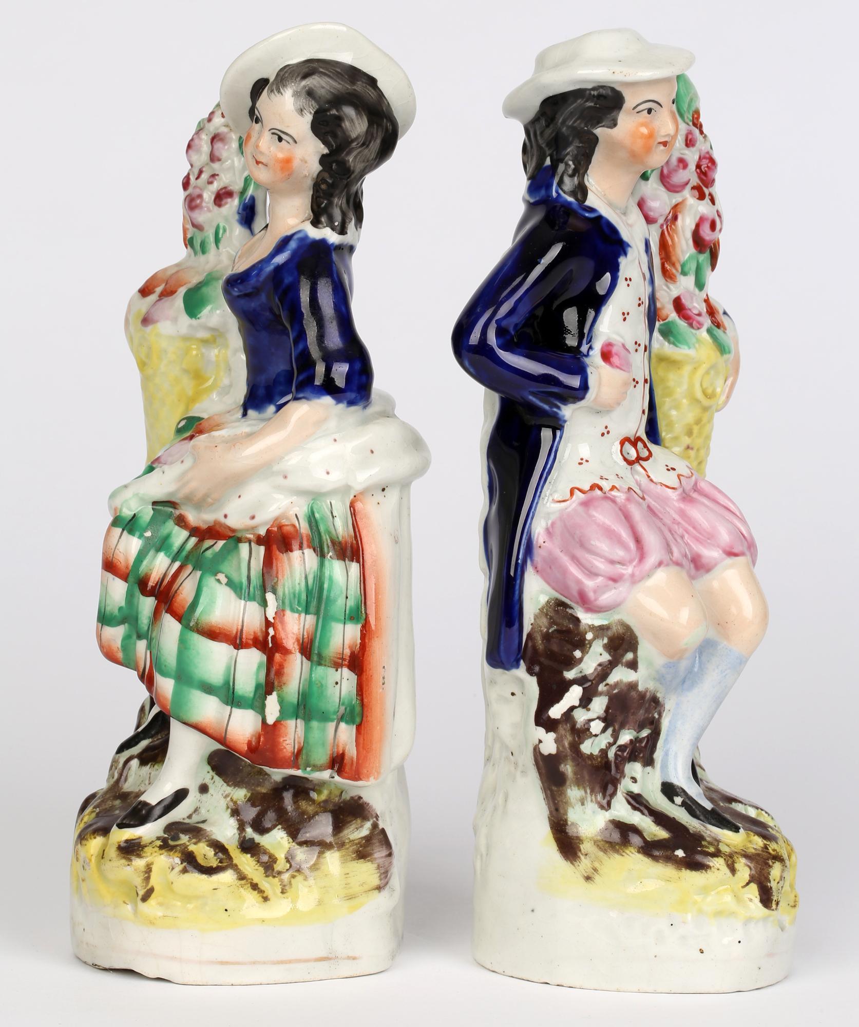 Peint à la main Paire de figurines anciennes du Staffordshire avec paniers contenant des fleurs en vente